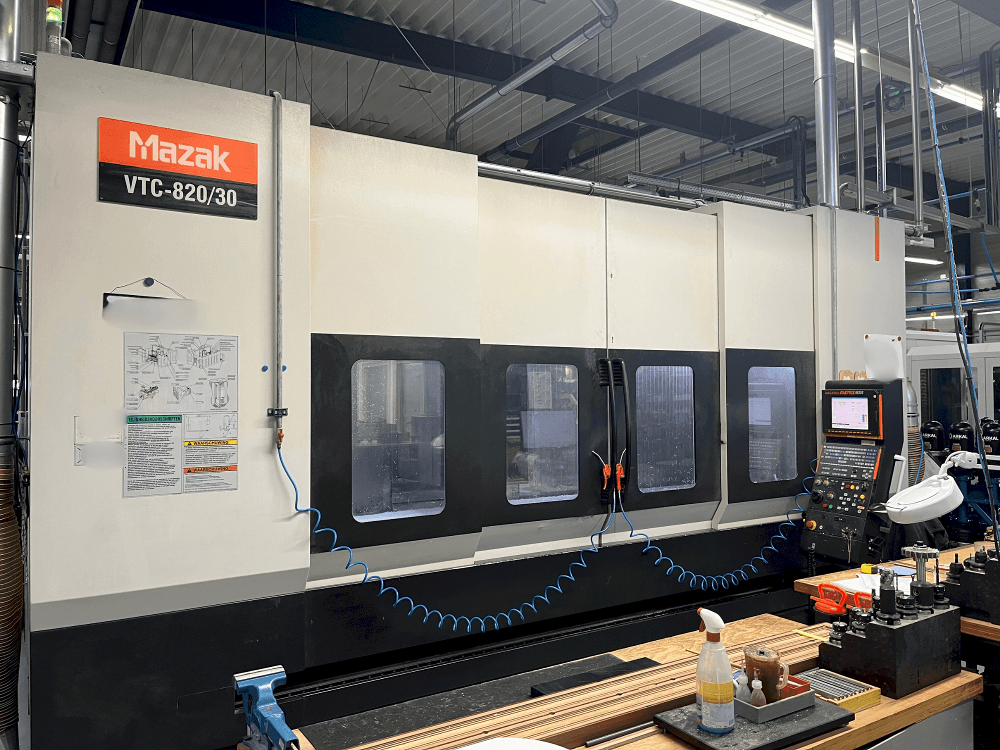 Вид станка Mazak VTC-820/30  спереди