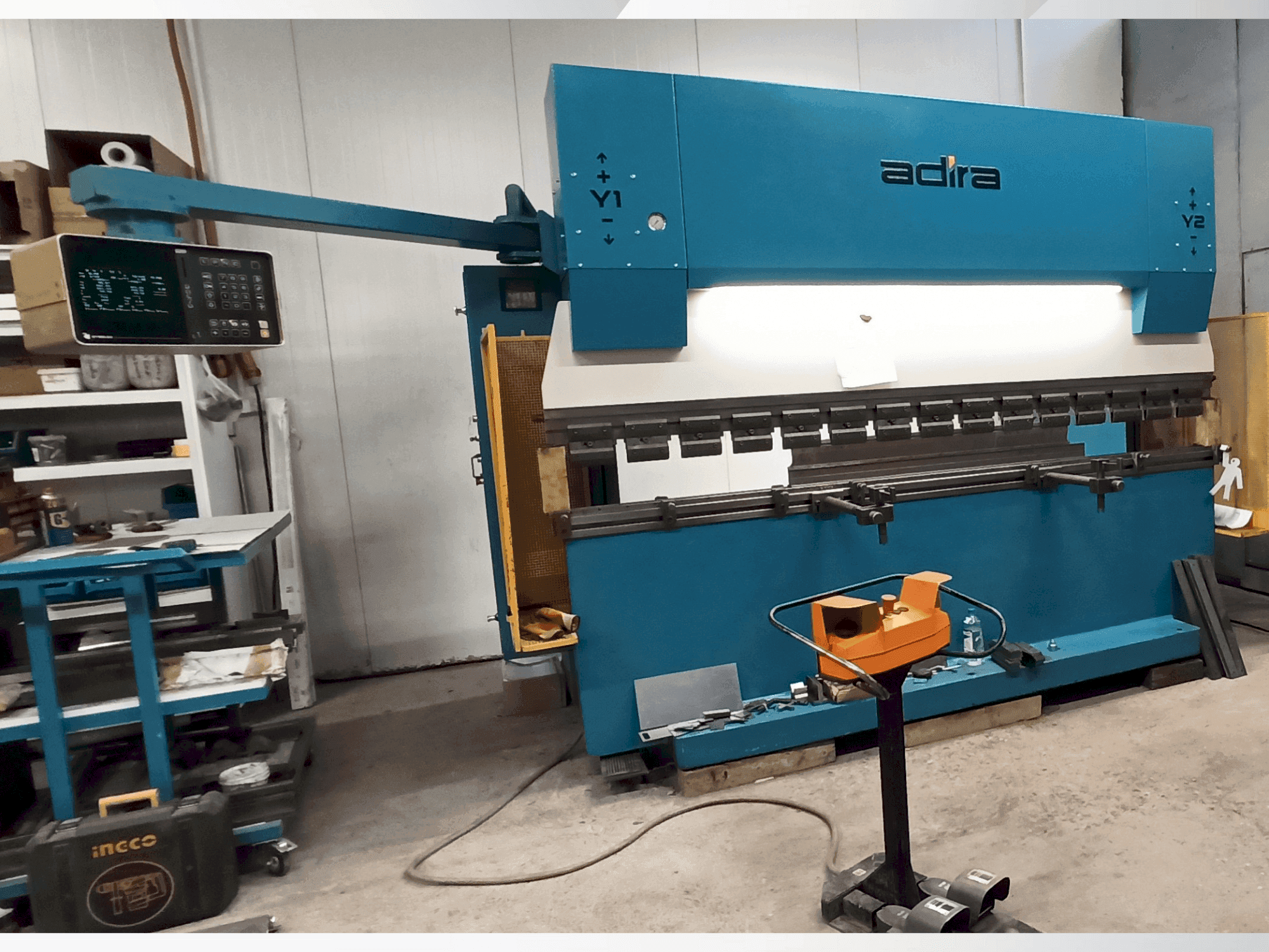 Вид станка ADIRA QIH-11030 DNC CR  спереди