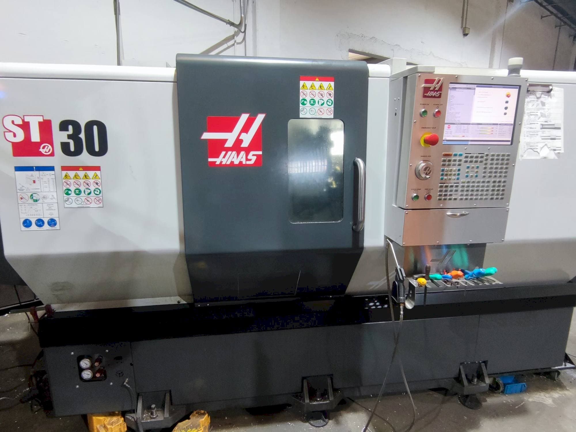 Вид станка HAAS ST-30  спереди