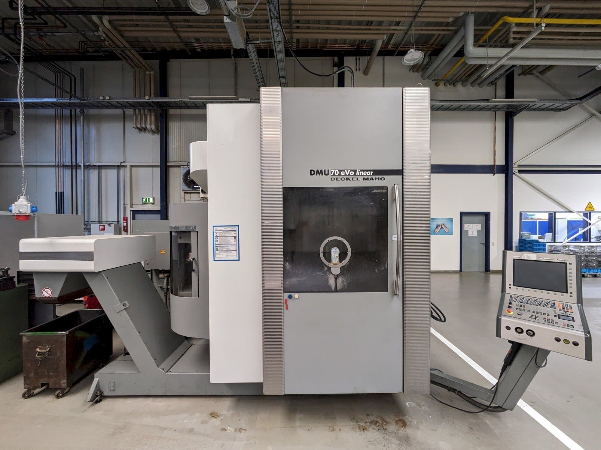 Вид станка DECKEL MAHO DMU70 eVo linear  спереди