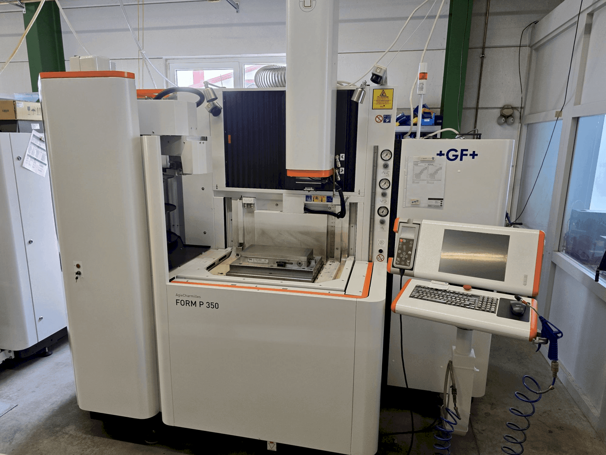 Вид станка AgieCharmilles FORM P 350  спереди