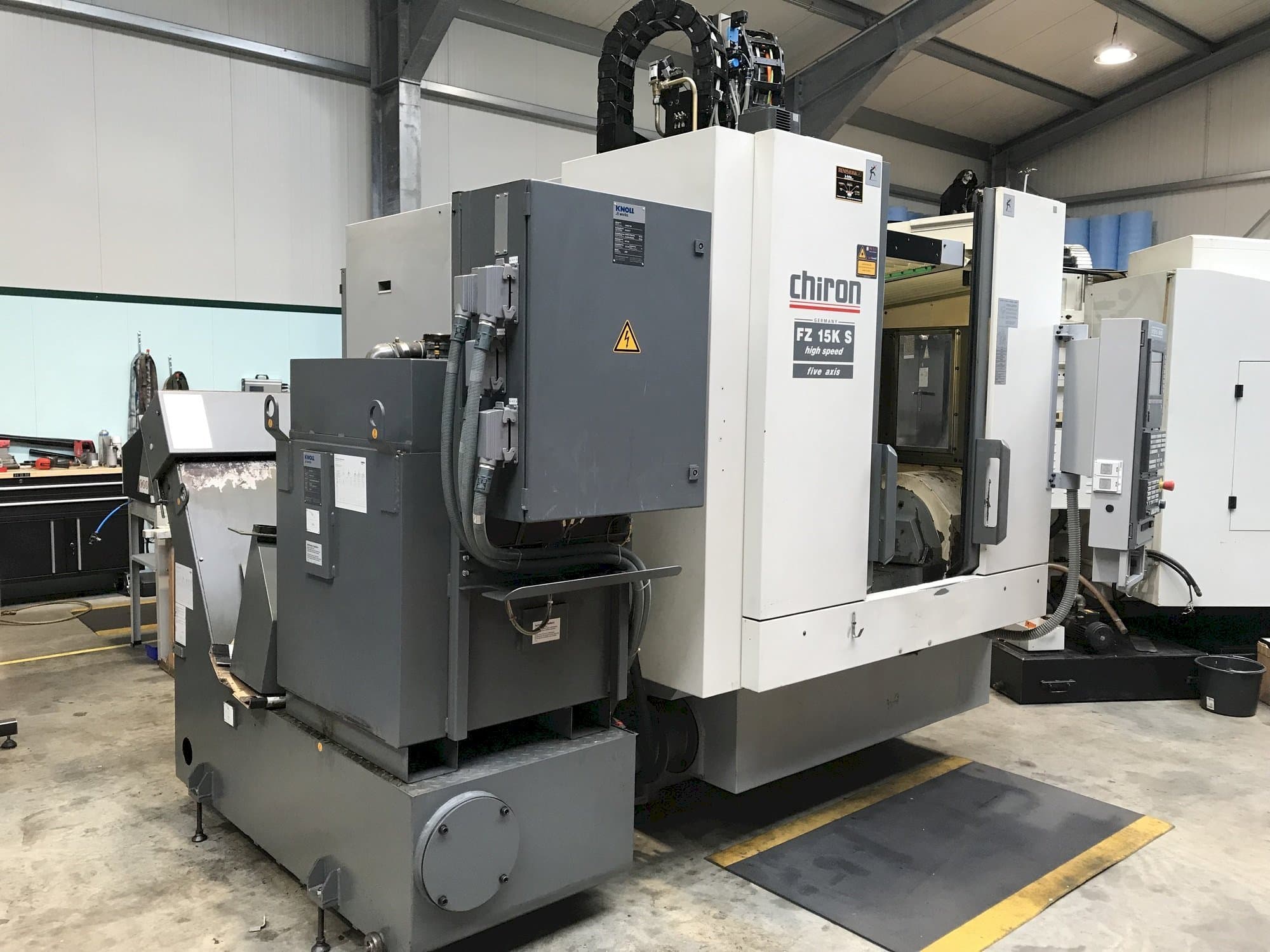 Вид станка CHIRON FZ15 KS  спереди