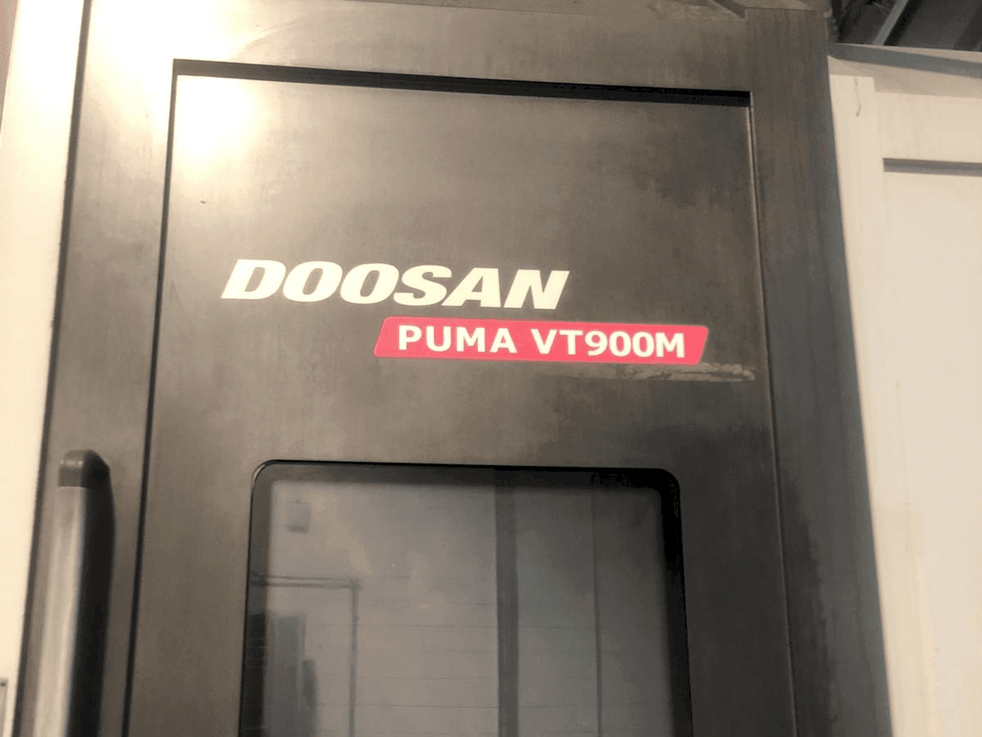 Вид станка DOOSAN Puma VT900M  спереди