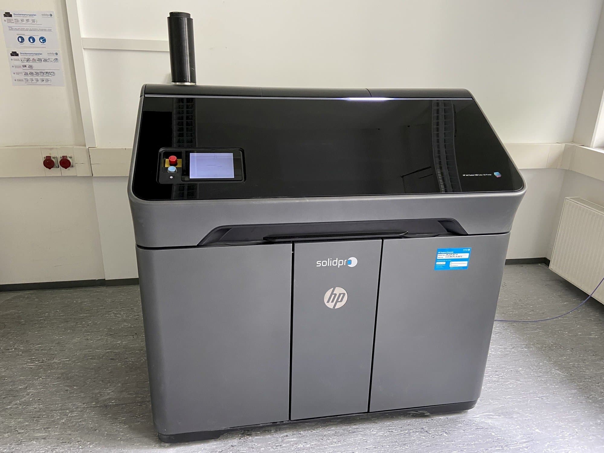 Вид станка HP Jet Fusion 580 Color 3D printer  спереди