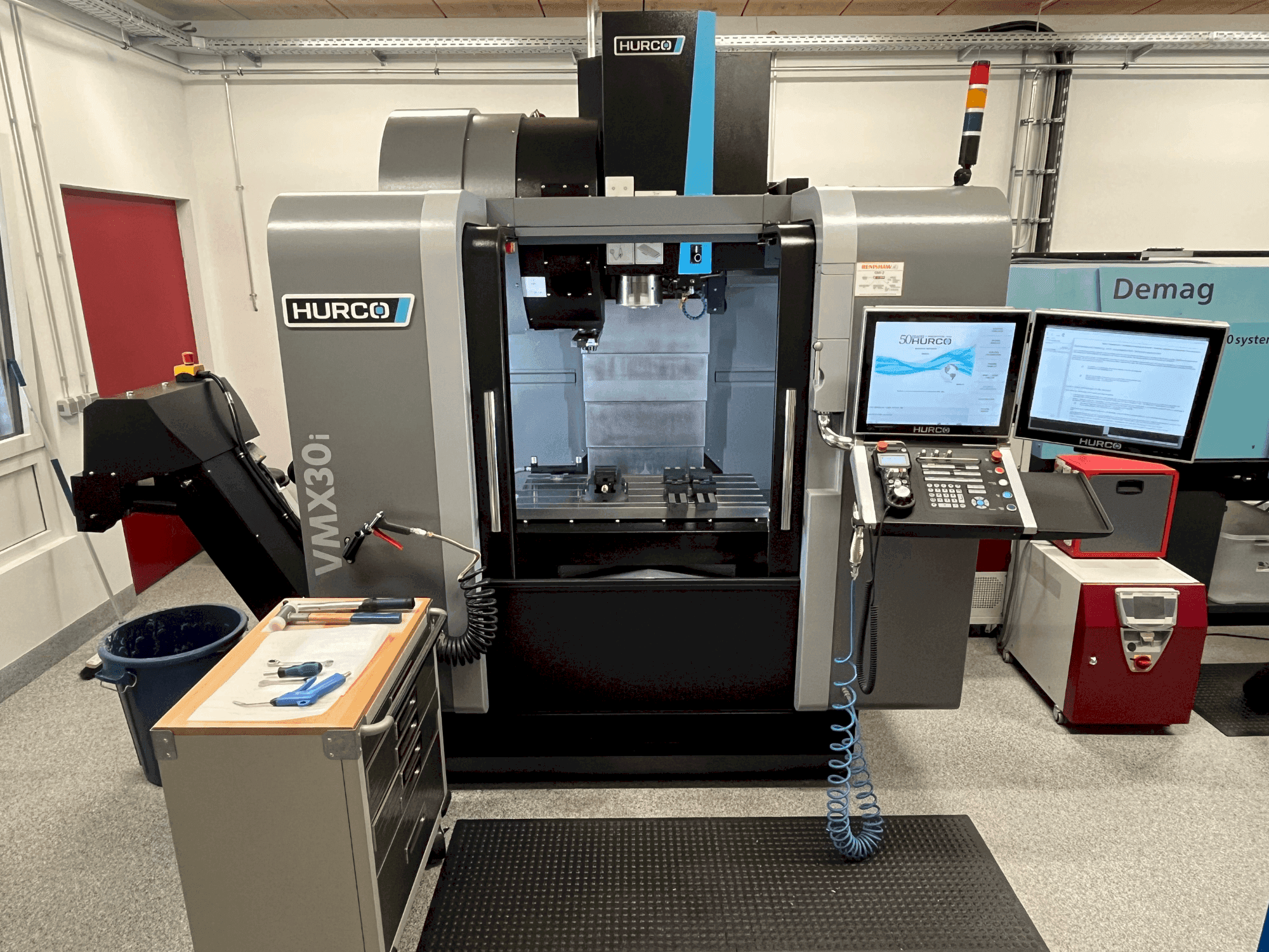 Вид станка Hurco VMX30i  спереди