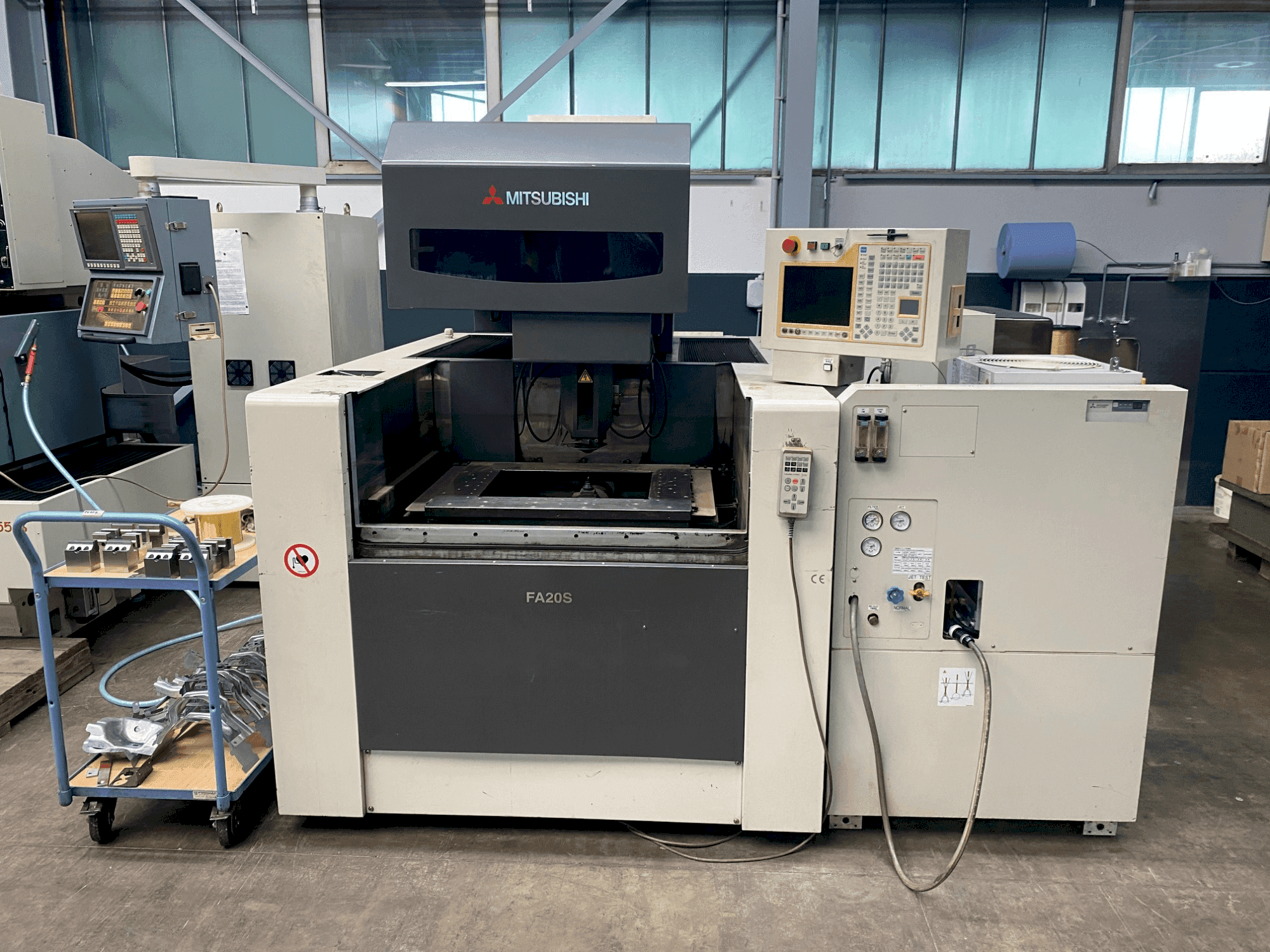 Вид станка Mitsubishi FA 20 SM  спереди