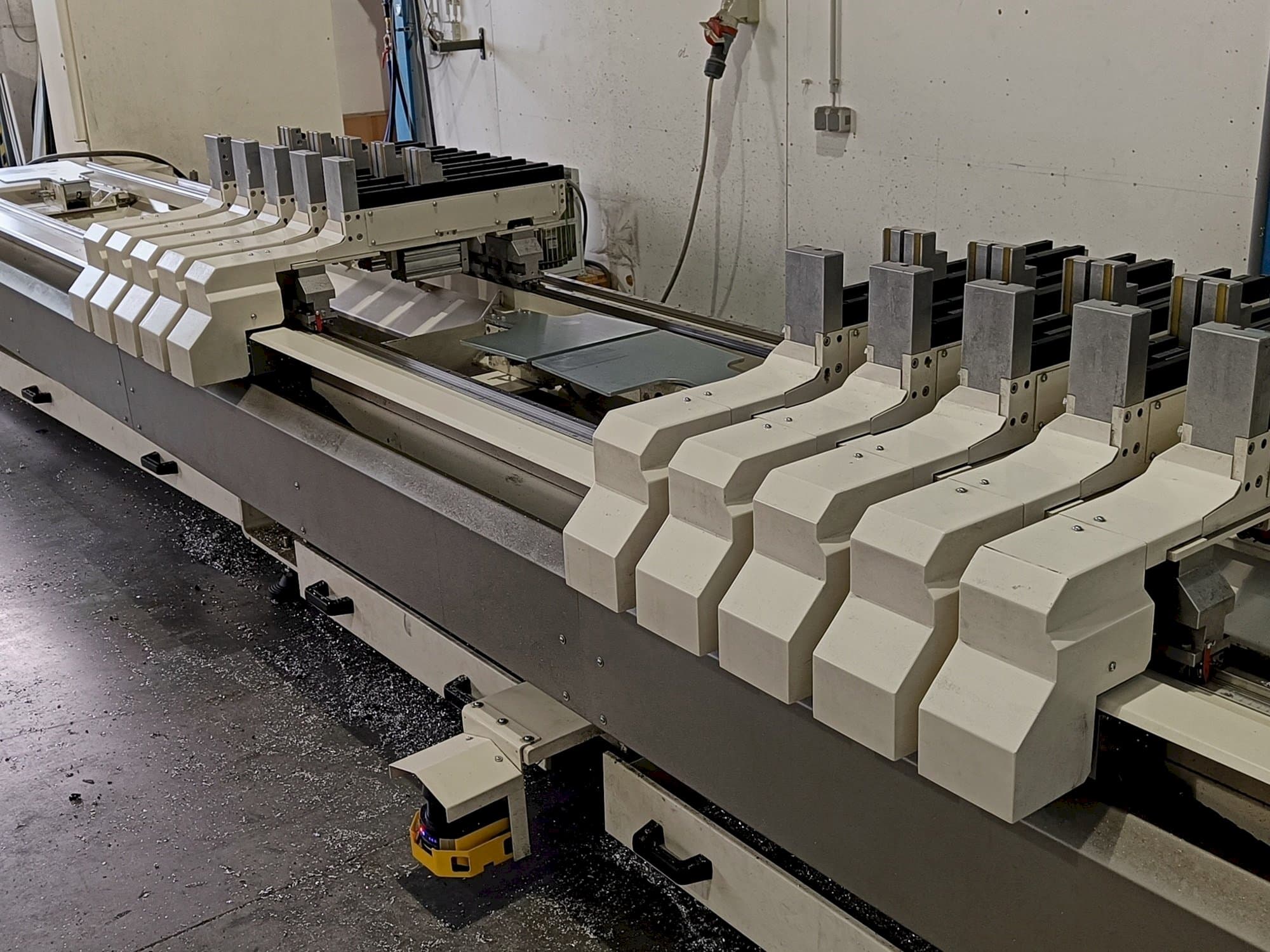 Вид станка MECAL MC 304 Ariel 5 MDT  спереди