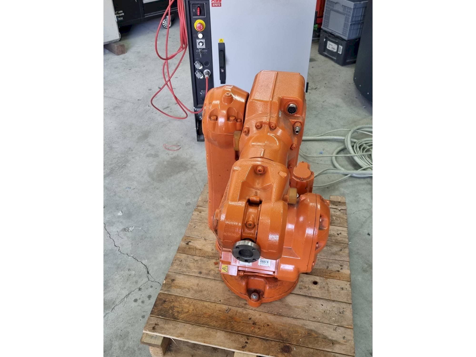 Вид станка ABB IRB140 - IRC5  спереди