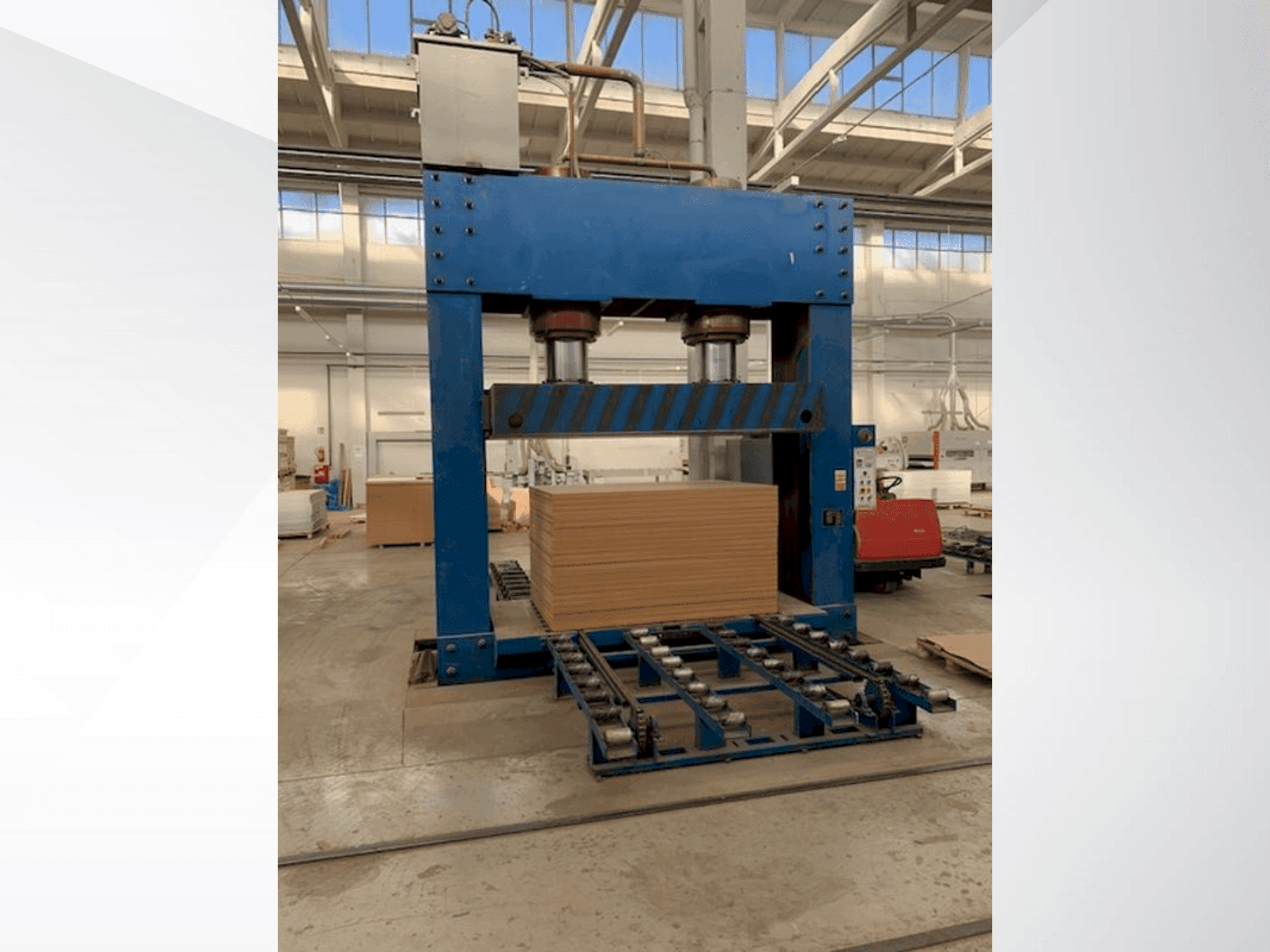 Вид станка LINYI JIANZHONG WOOD MACIHNERY JJC-CP  спереди