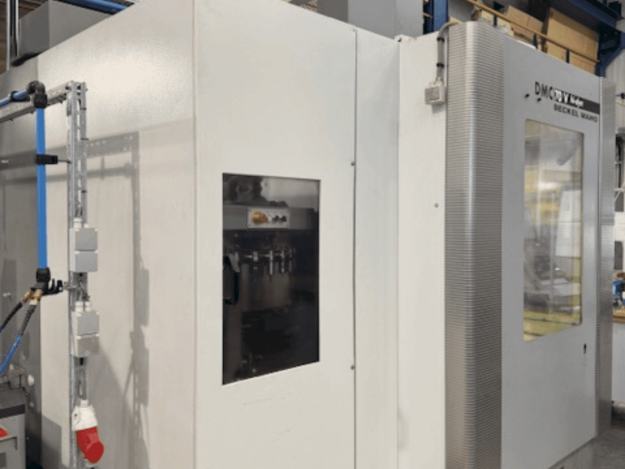 Вид станка DECKEL MAHO DMC 70V Hi-Dyn  спереди