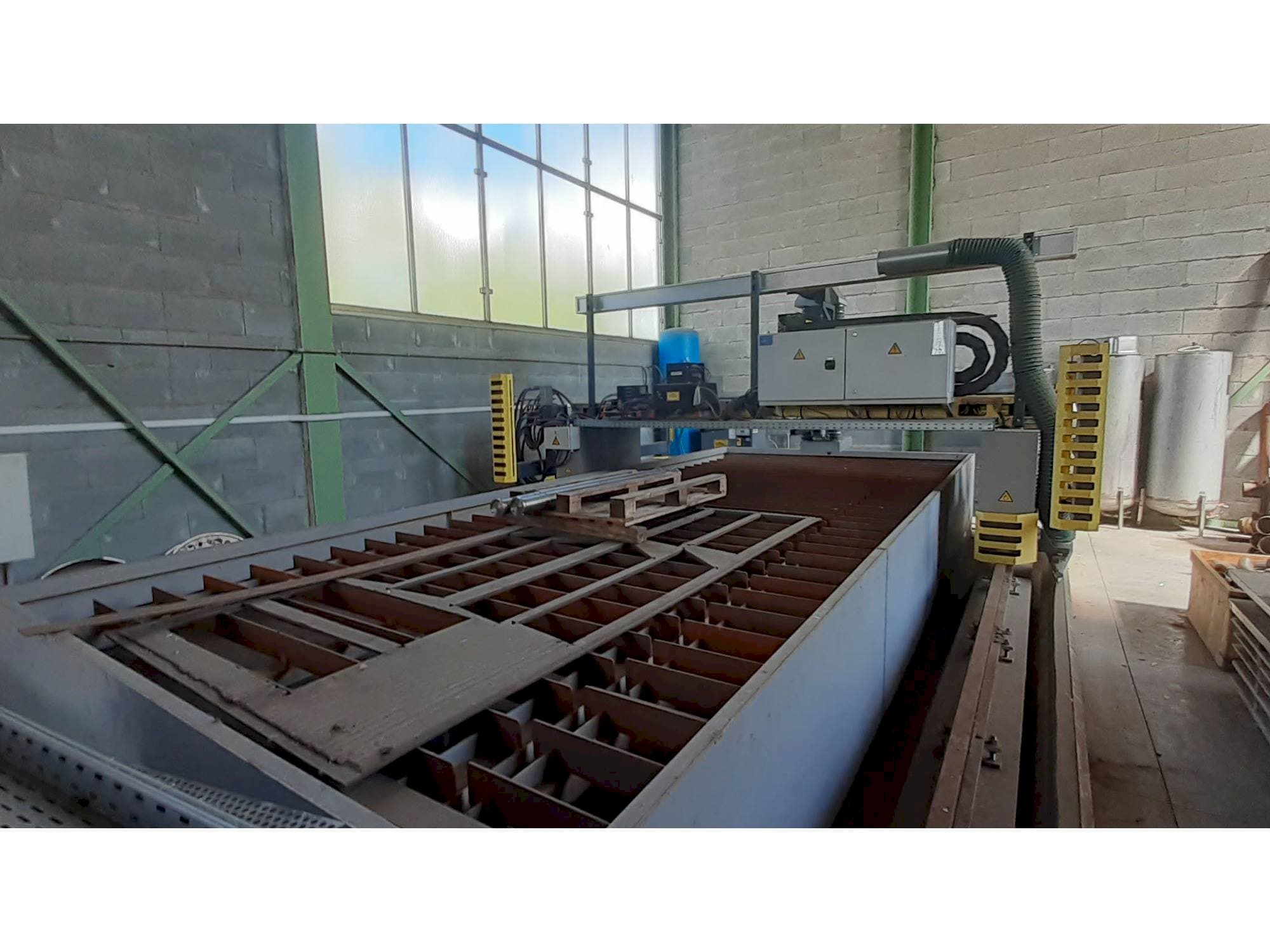 Вид  станка с ESAB Suprarex SXE-HD 3500  правой стороны