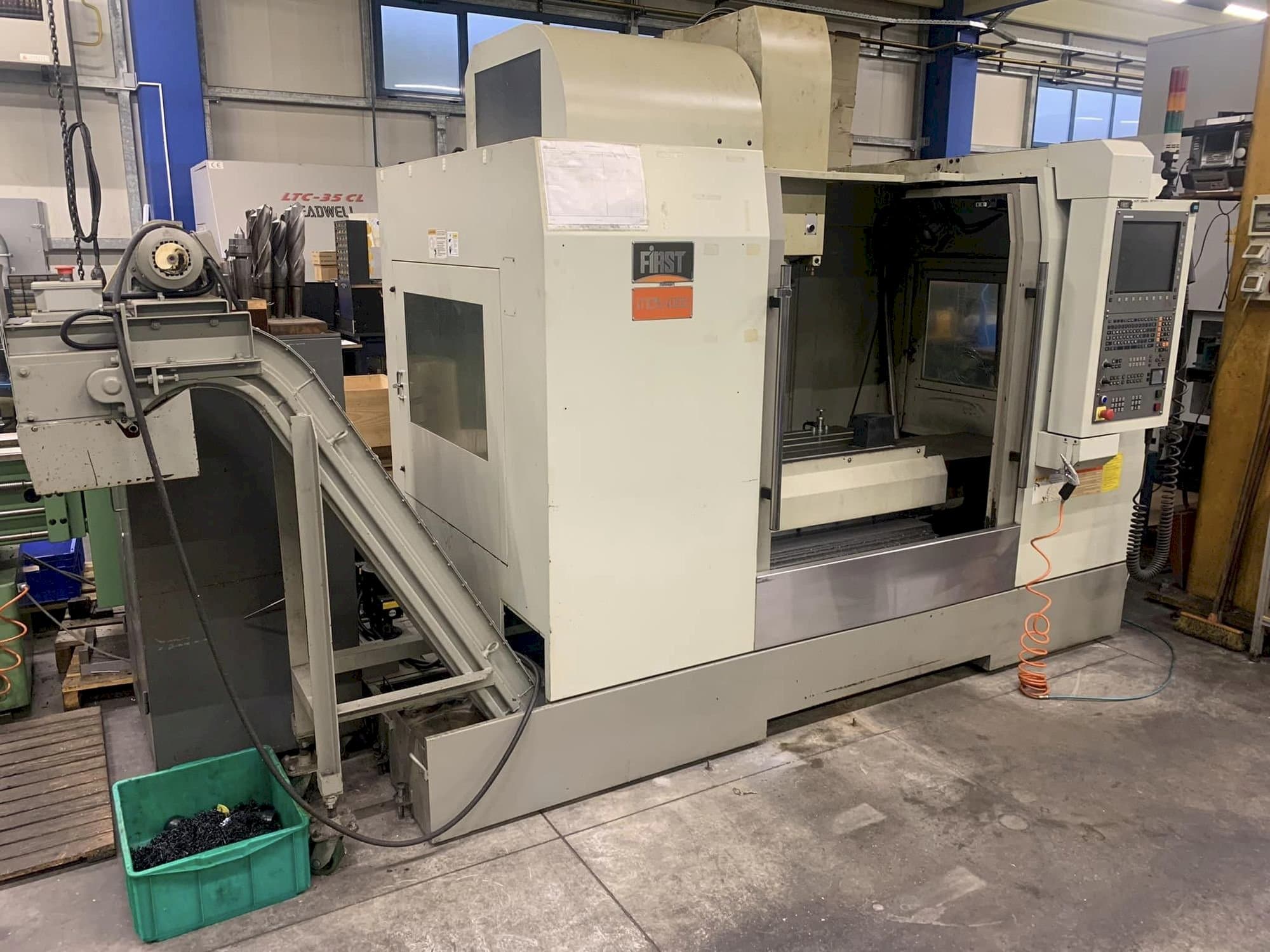 Вид станка FIRST MCV 1000  спереди