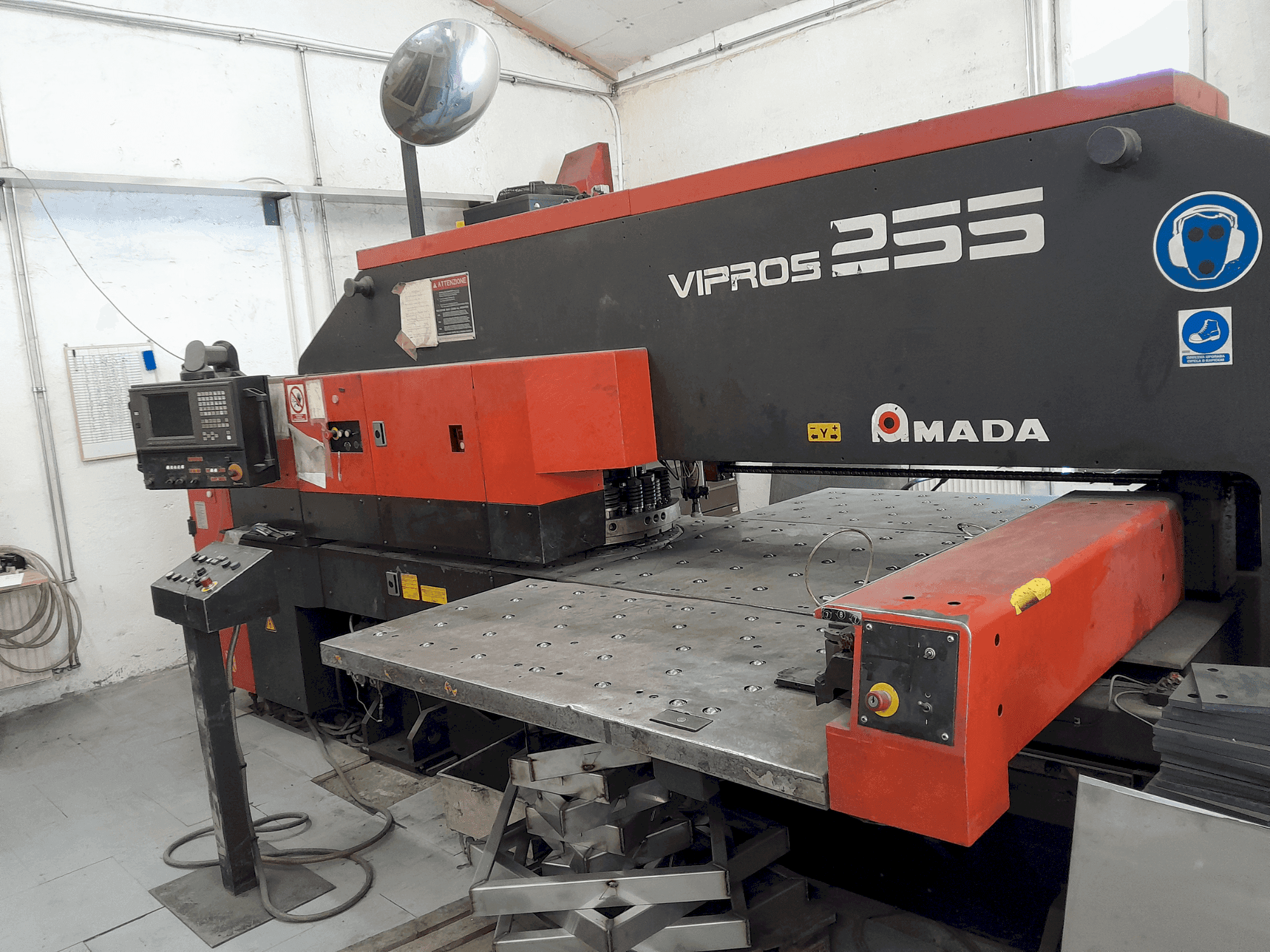 Вид станка AMADA Vipros 255  спереди