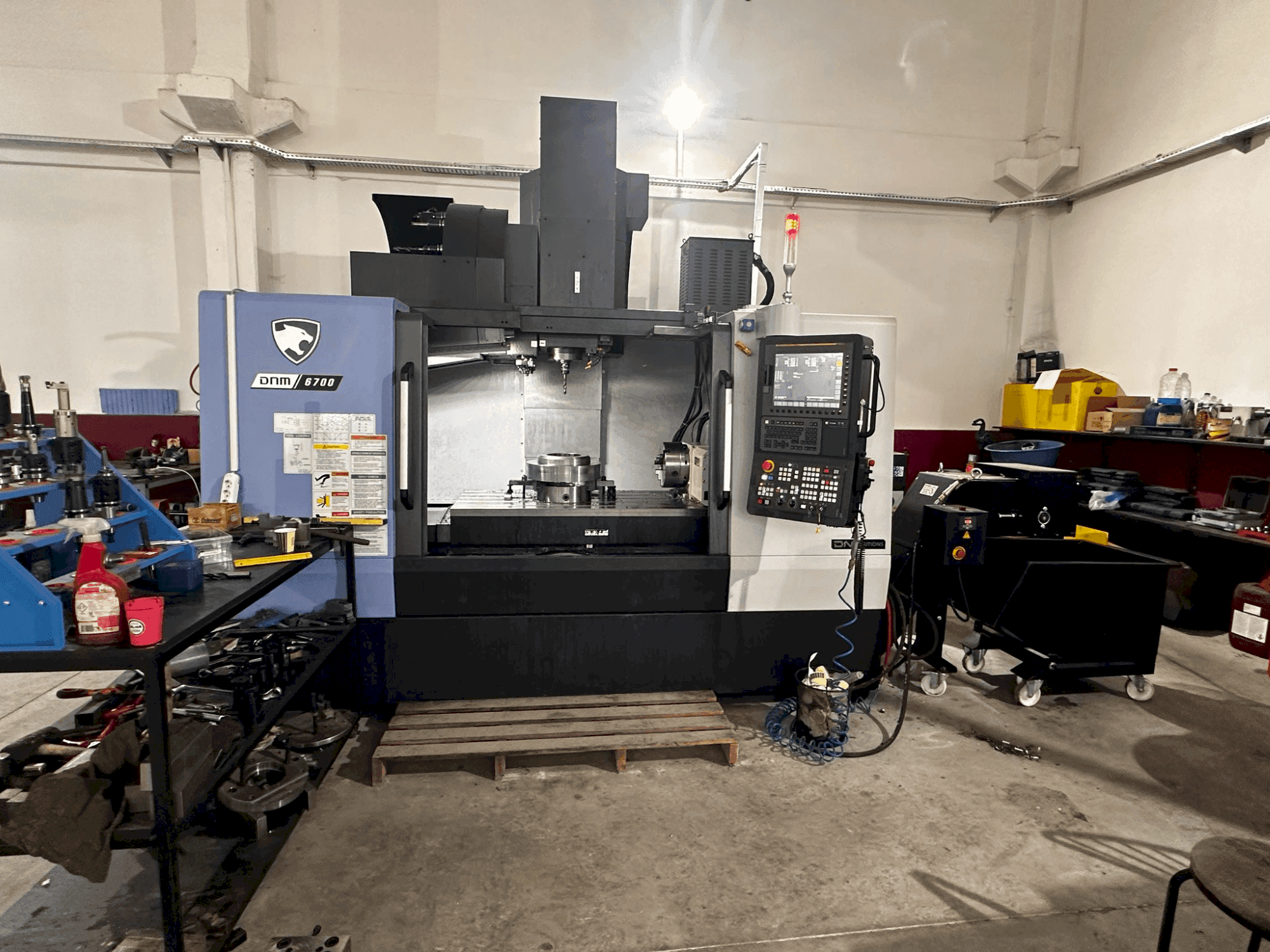 Вид станка DN SOLUTIONS Puma DNM 6700  спереди