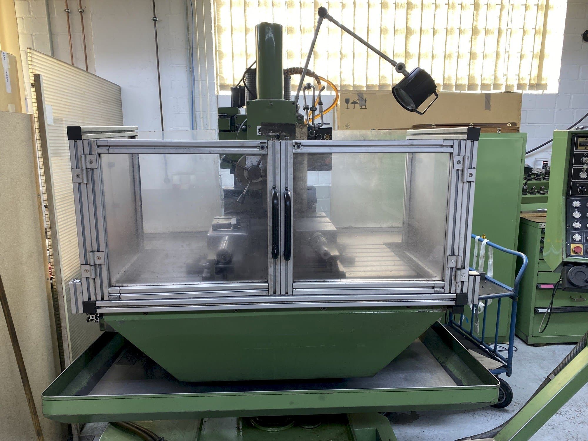 Вид станка HERMLE UWF 1000  спереди