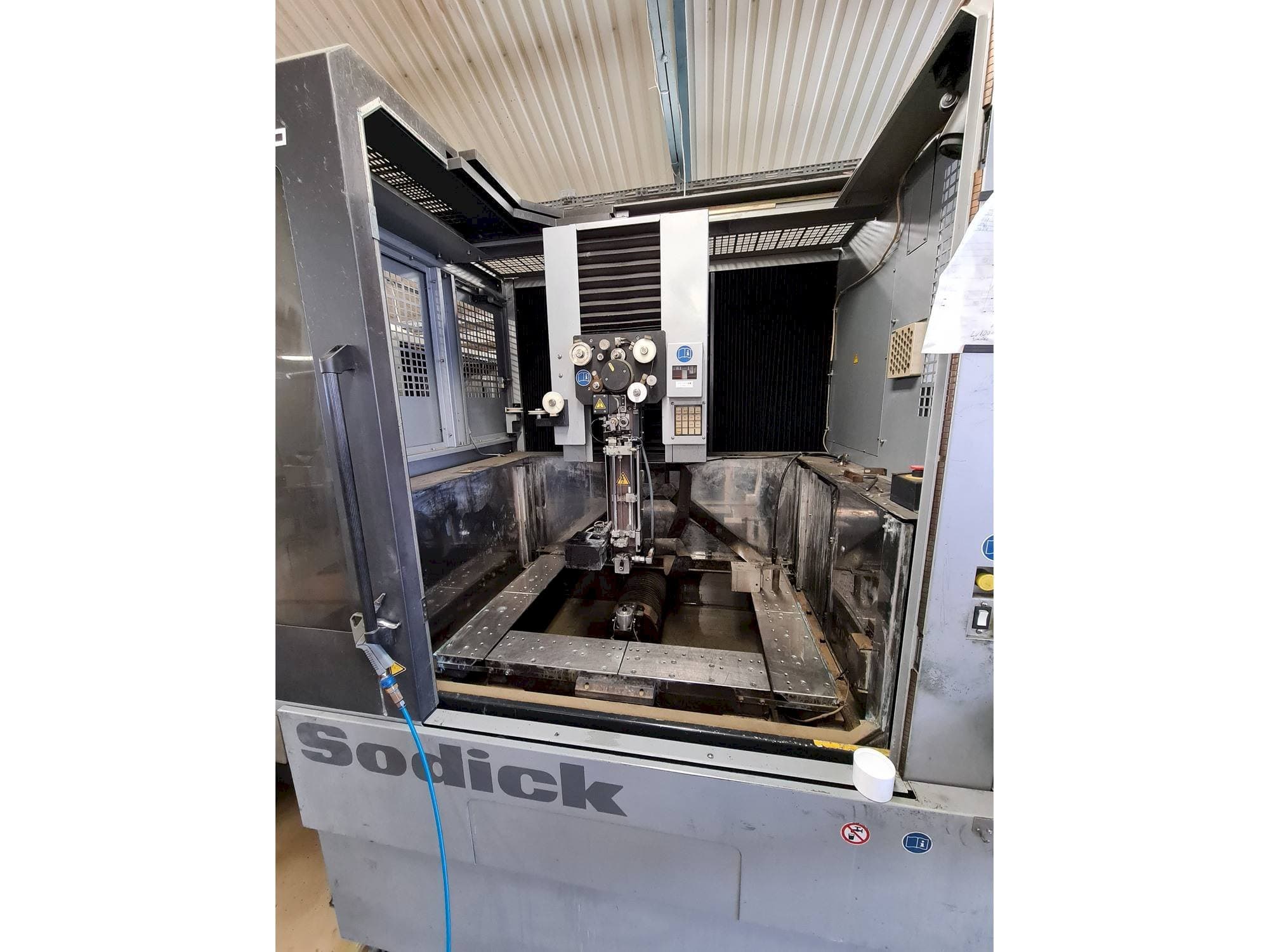 Вид станка Sodick AQ750L  спереди