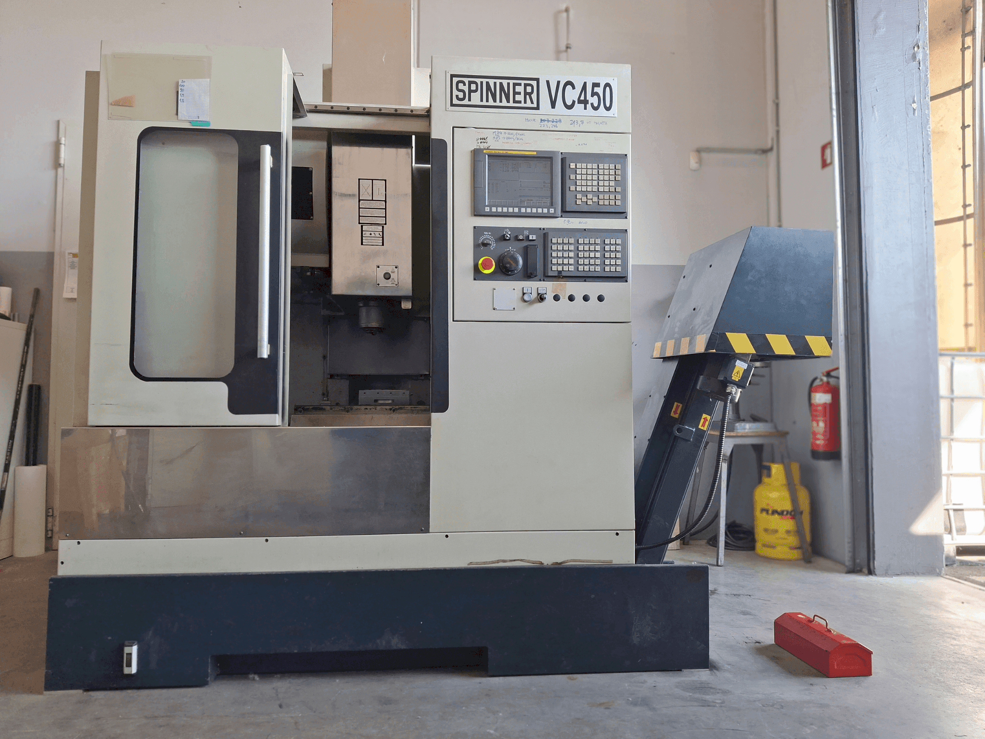 Вид станка SPINNER VC 450  спереди