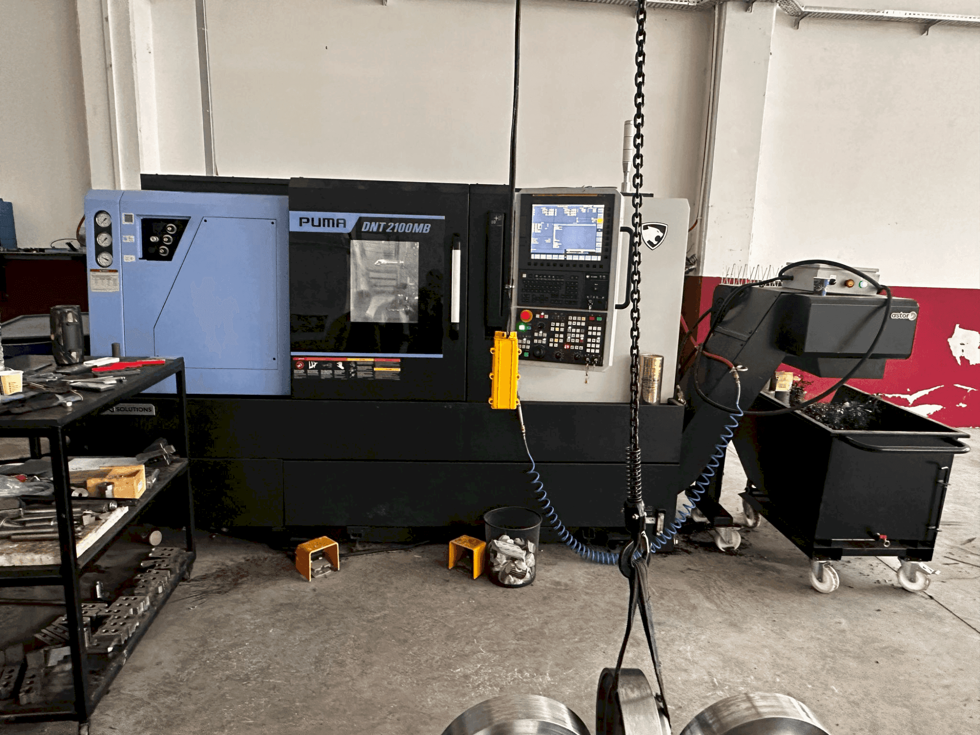 Вид станка DN SOLUTIONS Puma DNT2100MB  спереди