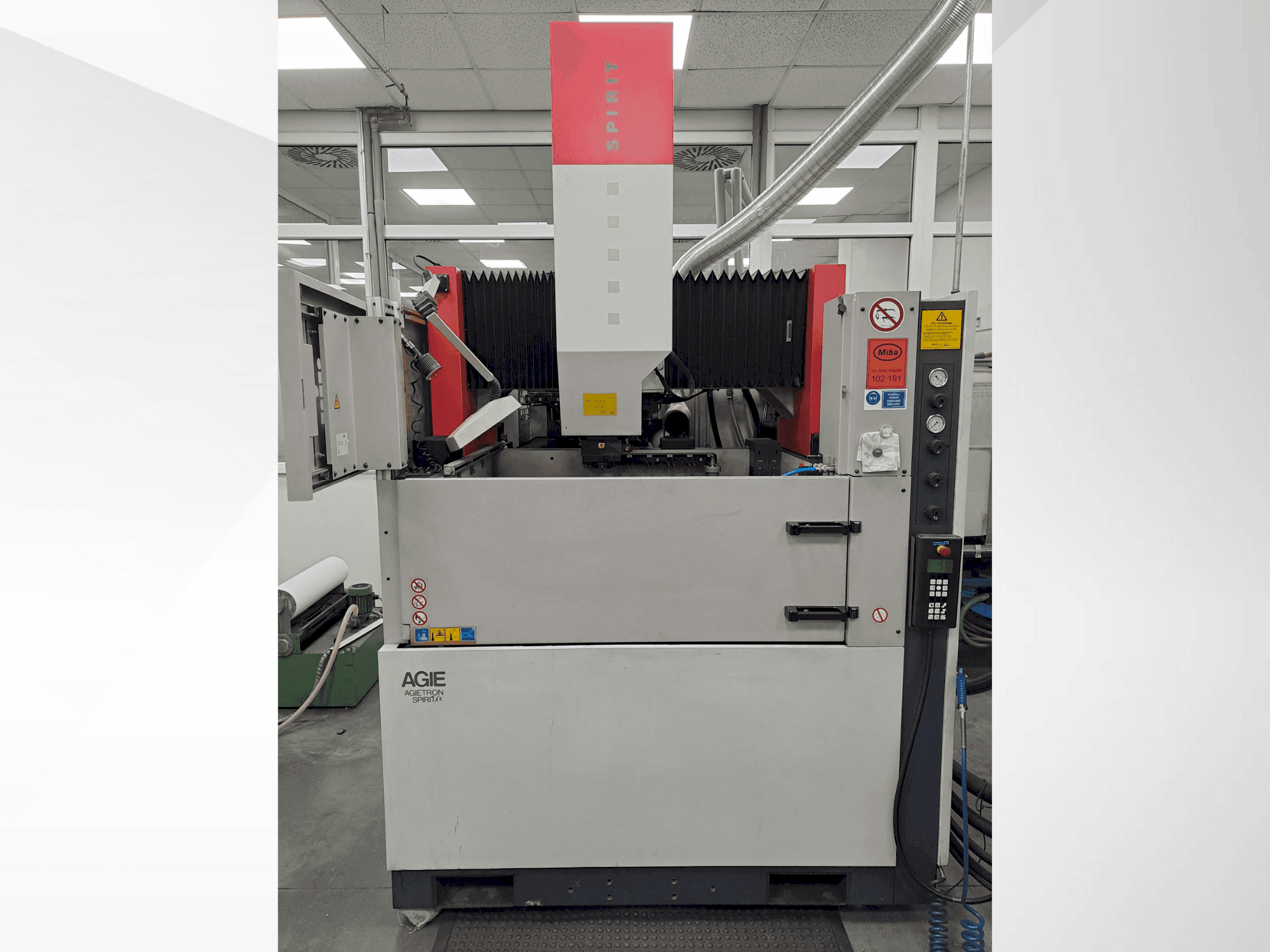 Вид станка AGIE AGIETRON SPIRIT 4  спереди