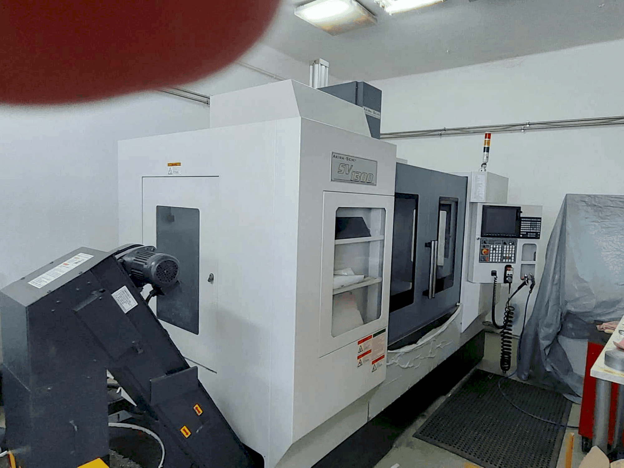 Вид станка Akira Seiki SVI300  спереди