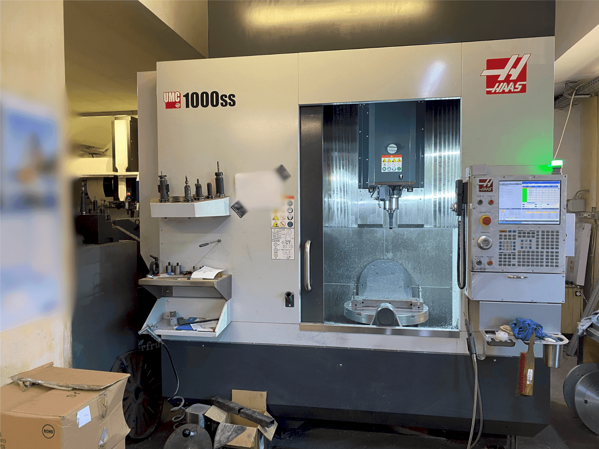 Вид станка HAAS UMC-1000SS  спереди