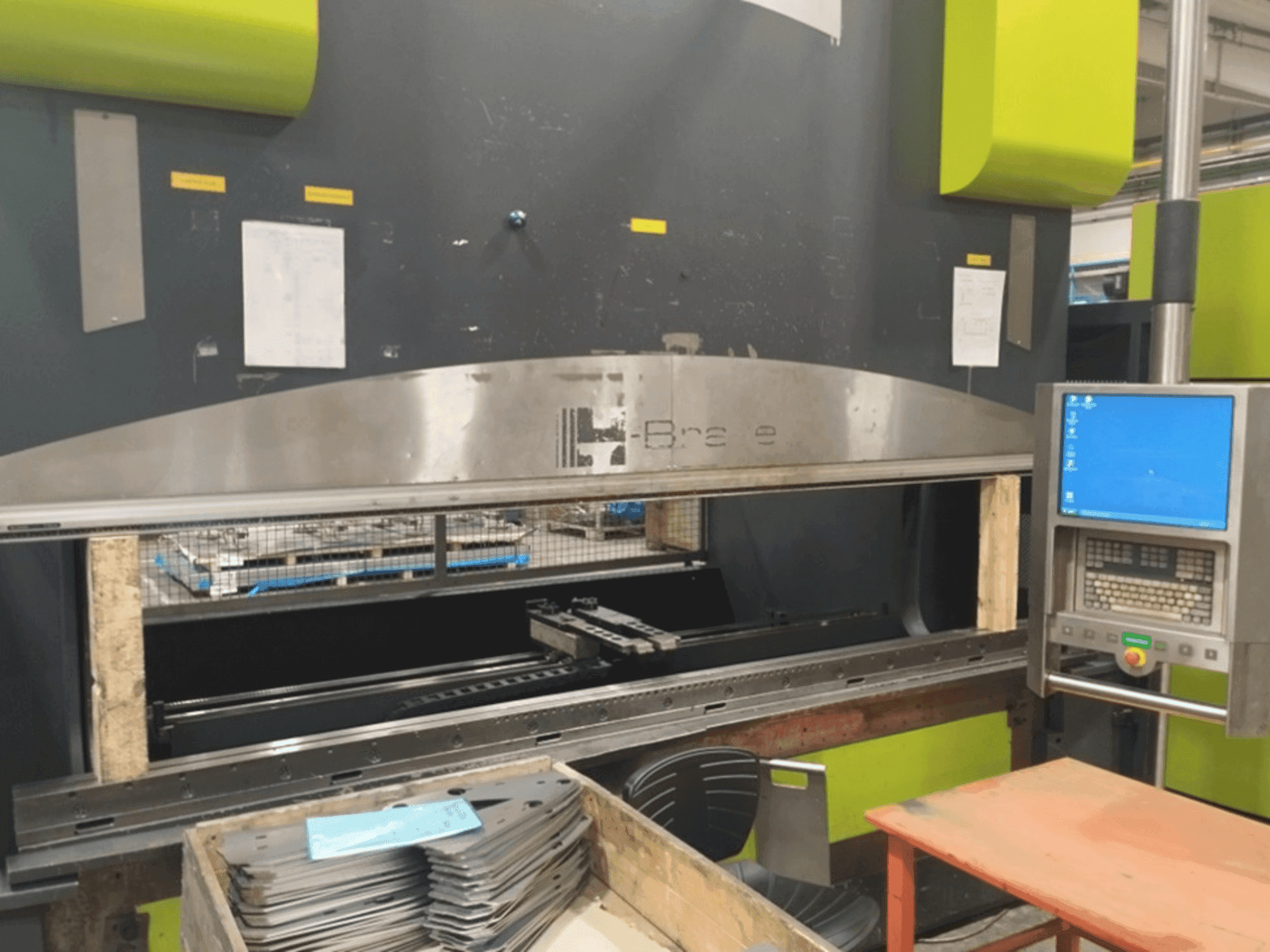 Вид станка Safan SAFAN H-BRAKE 240-3100  спереди