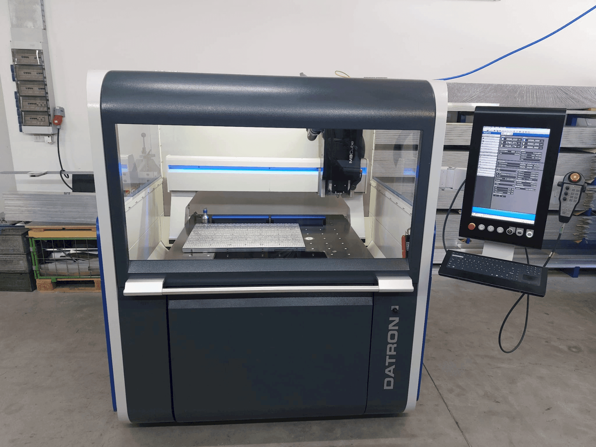 Вид станка Datron M8 Cube  спереди