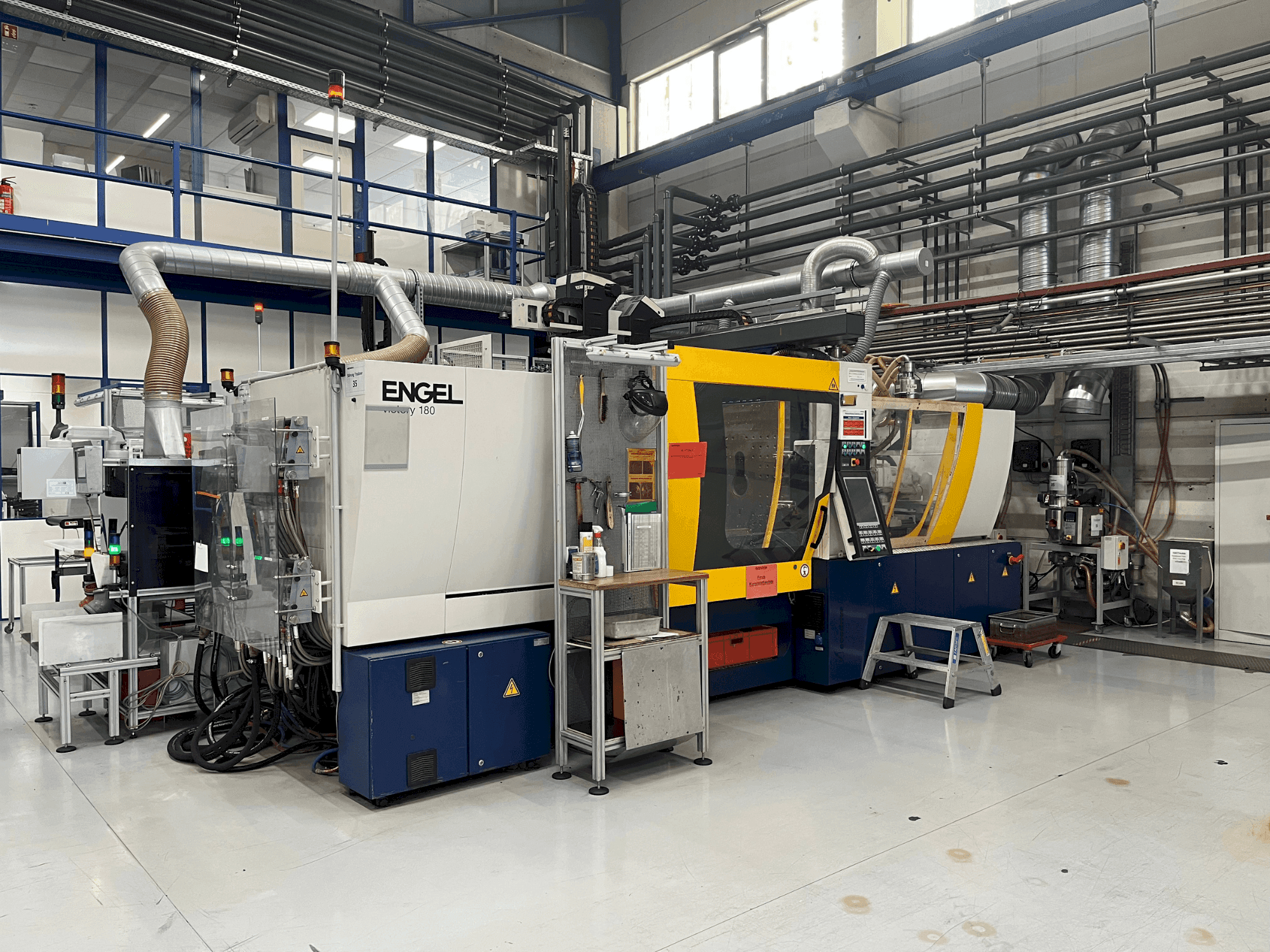 Вид станка Engel Victory 200H/60W/180 combi + Viper 40  спереди