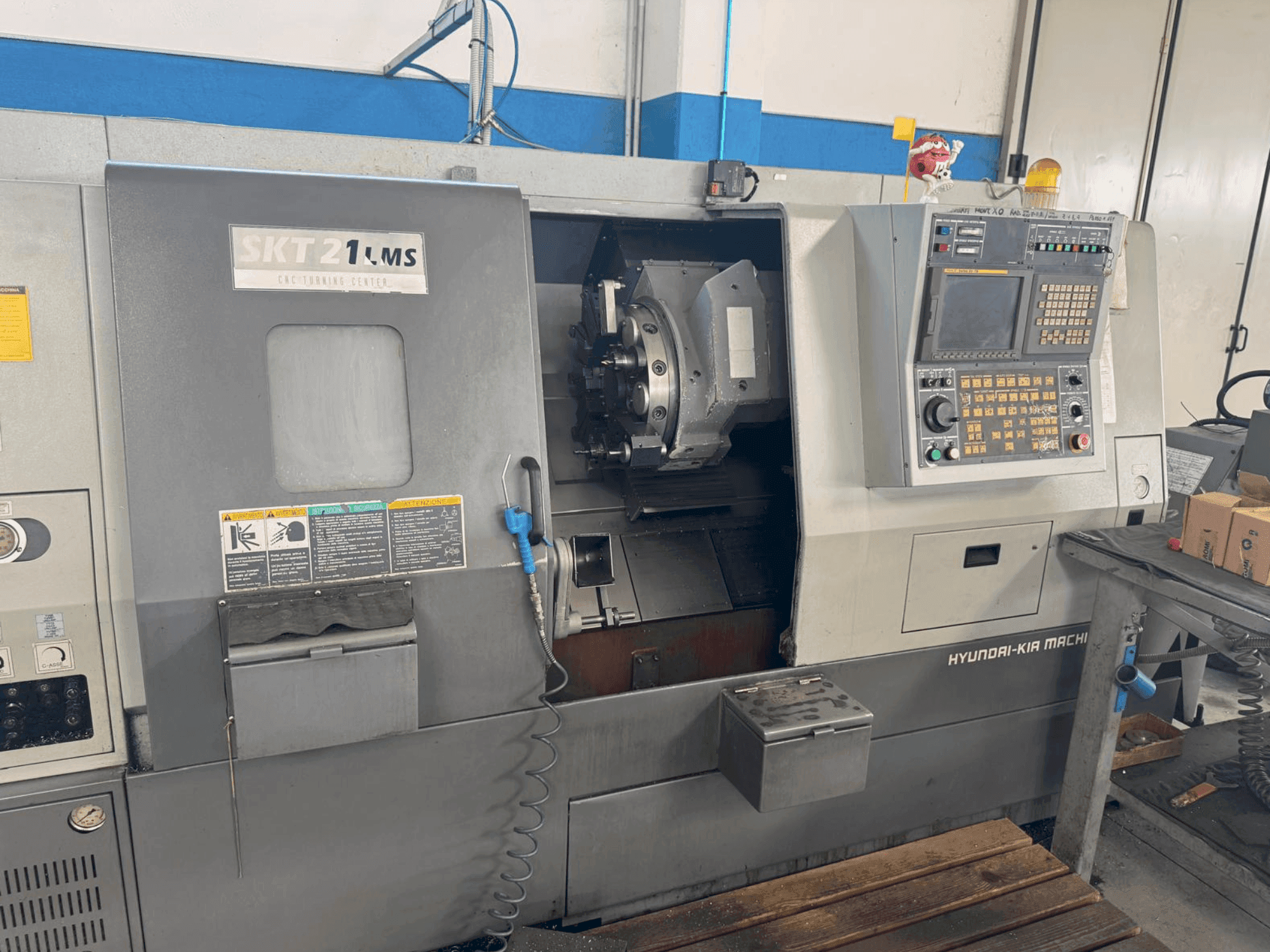 Вид станка HYUNDAI KIA SKT 21 LMS  спереди