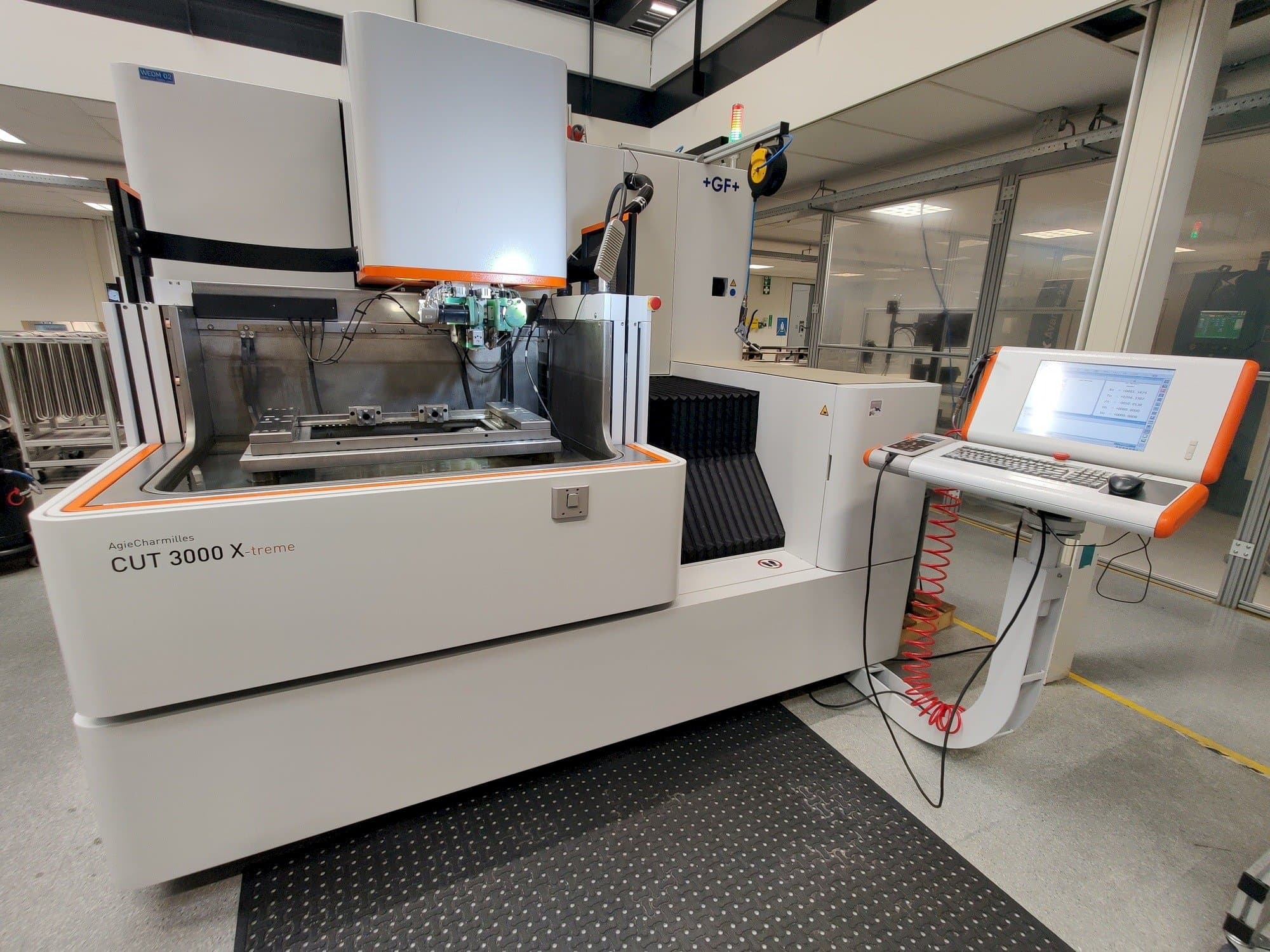 Вид станка GF AgieCharmilles CUT 3000 X  спереди