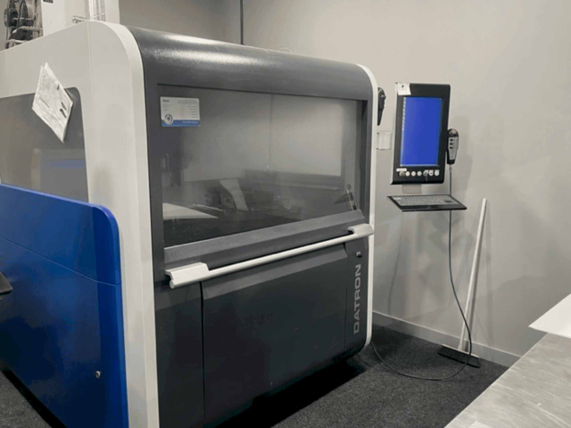 Вид станка Datron M8 Cube  спереди