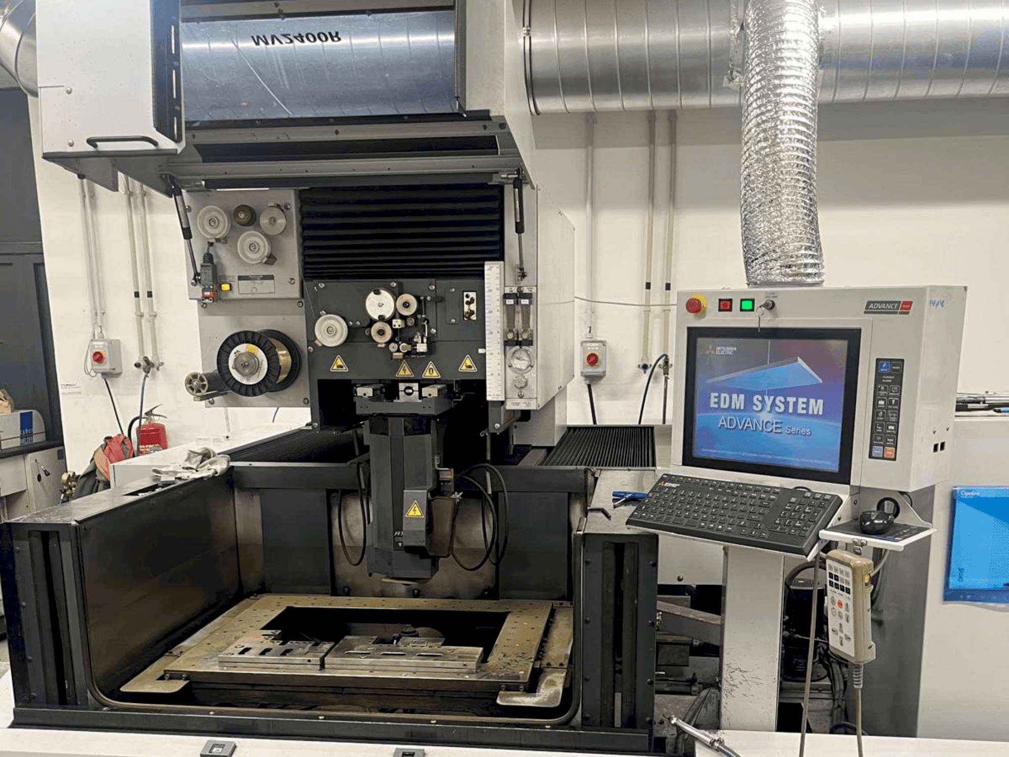 Вид станка Mitsubishi MV2400 R  спереди