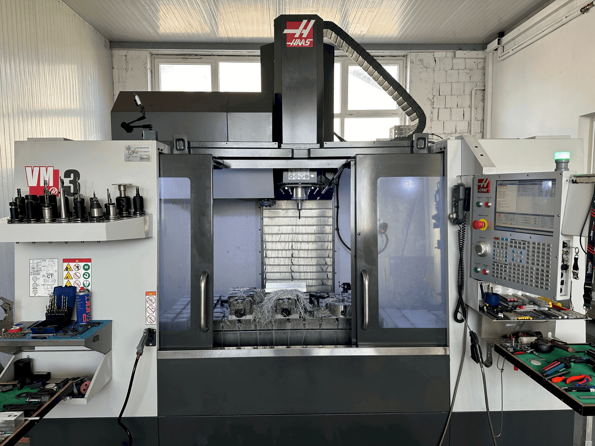 Вид станка HAAS VM-3  спереди