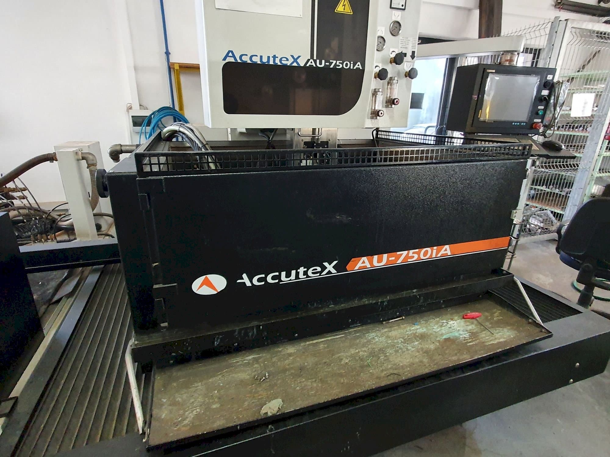 Вид станка AccuteX AU-750iA  спереди