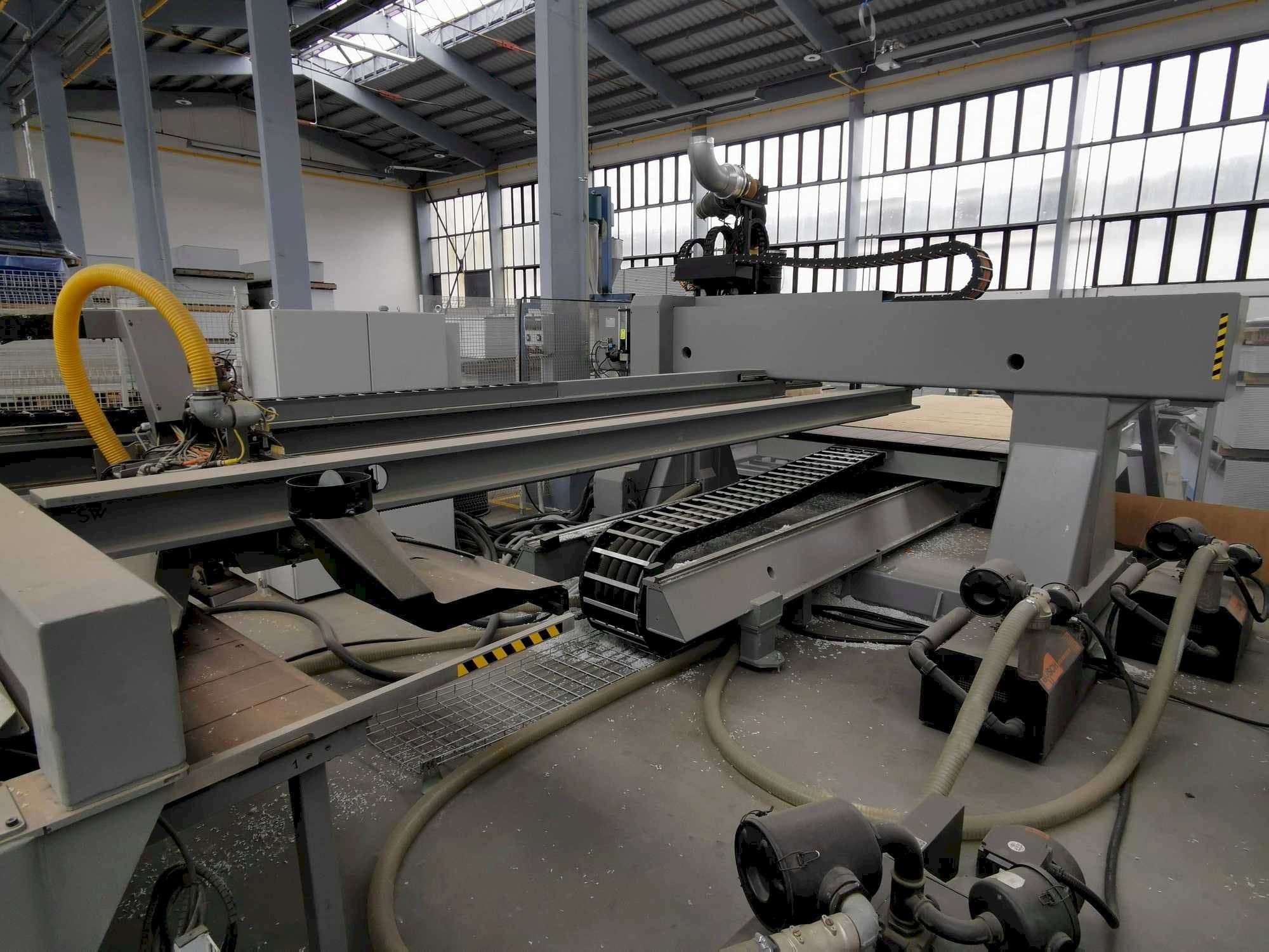 Вид станка BIESSE EXCEL NBC 712 X1-S  спереди