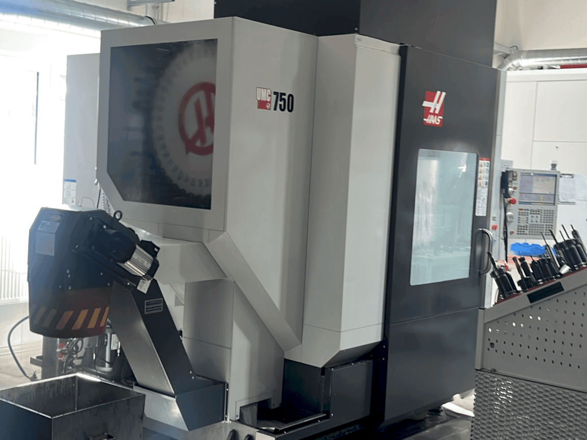 Вид станка HAAS UMC-750  спереди