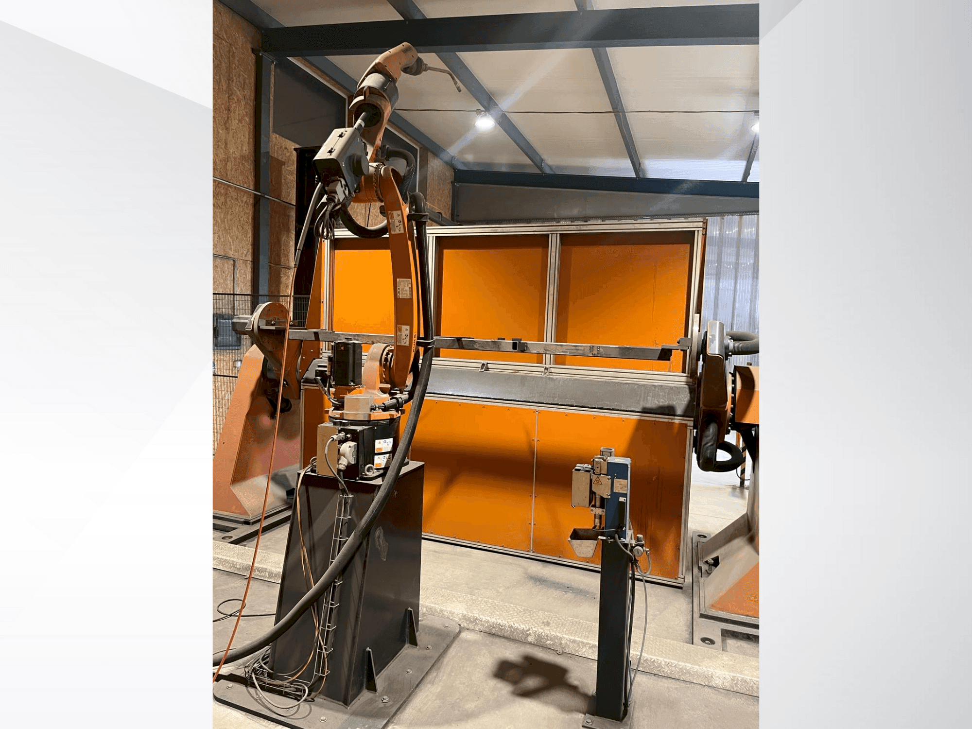 Вид станка KUKA KR8 R2100-2 arc HW  спереди