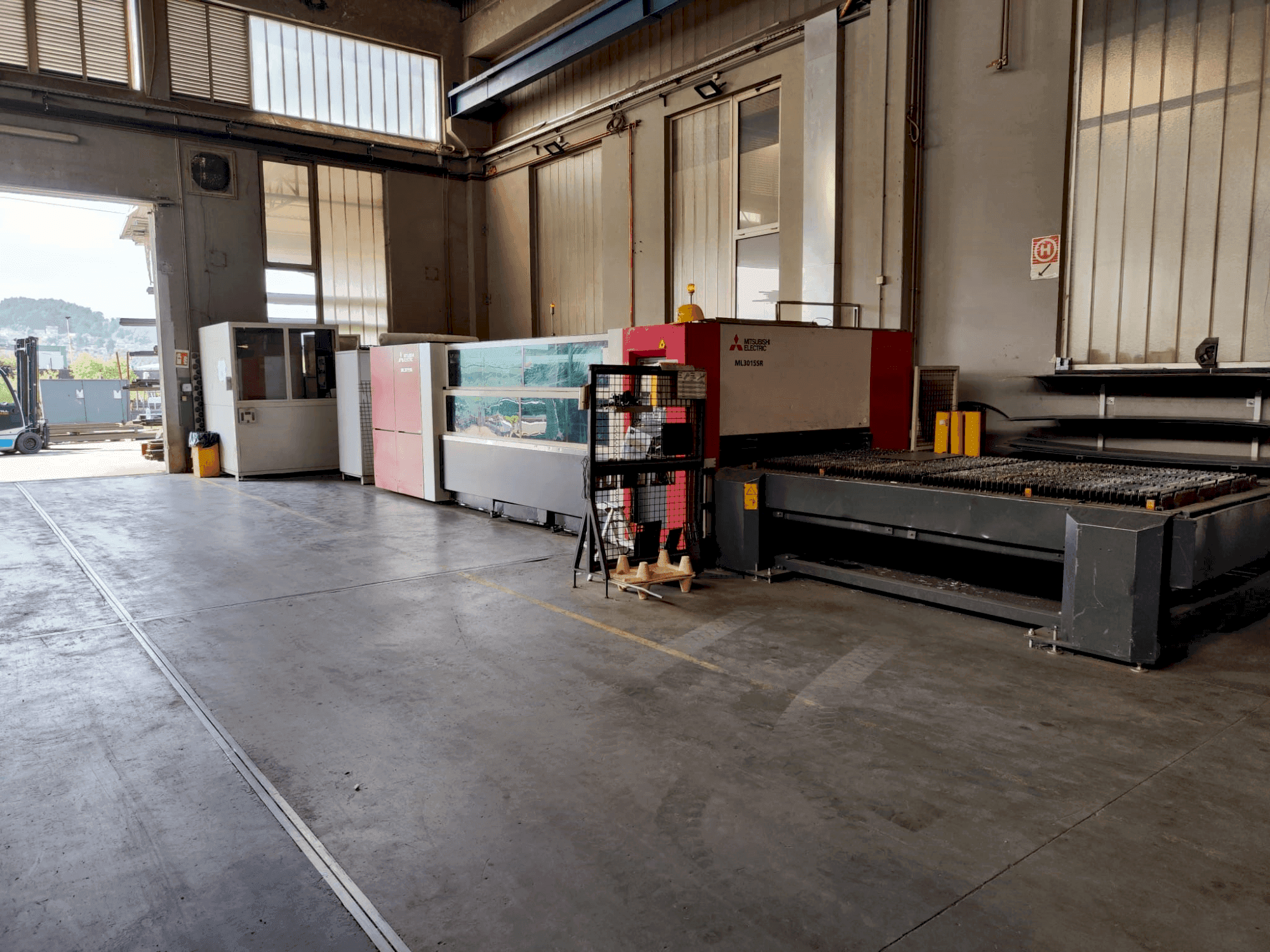 Вид станка Mitsubishi ML 3015 SR  спереди