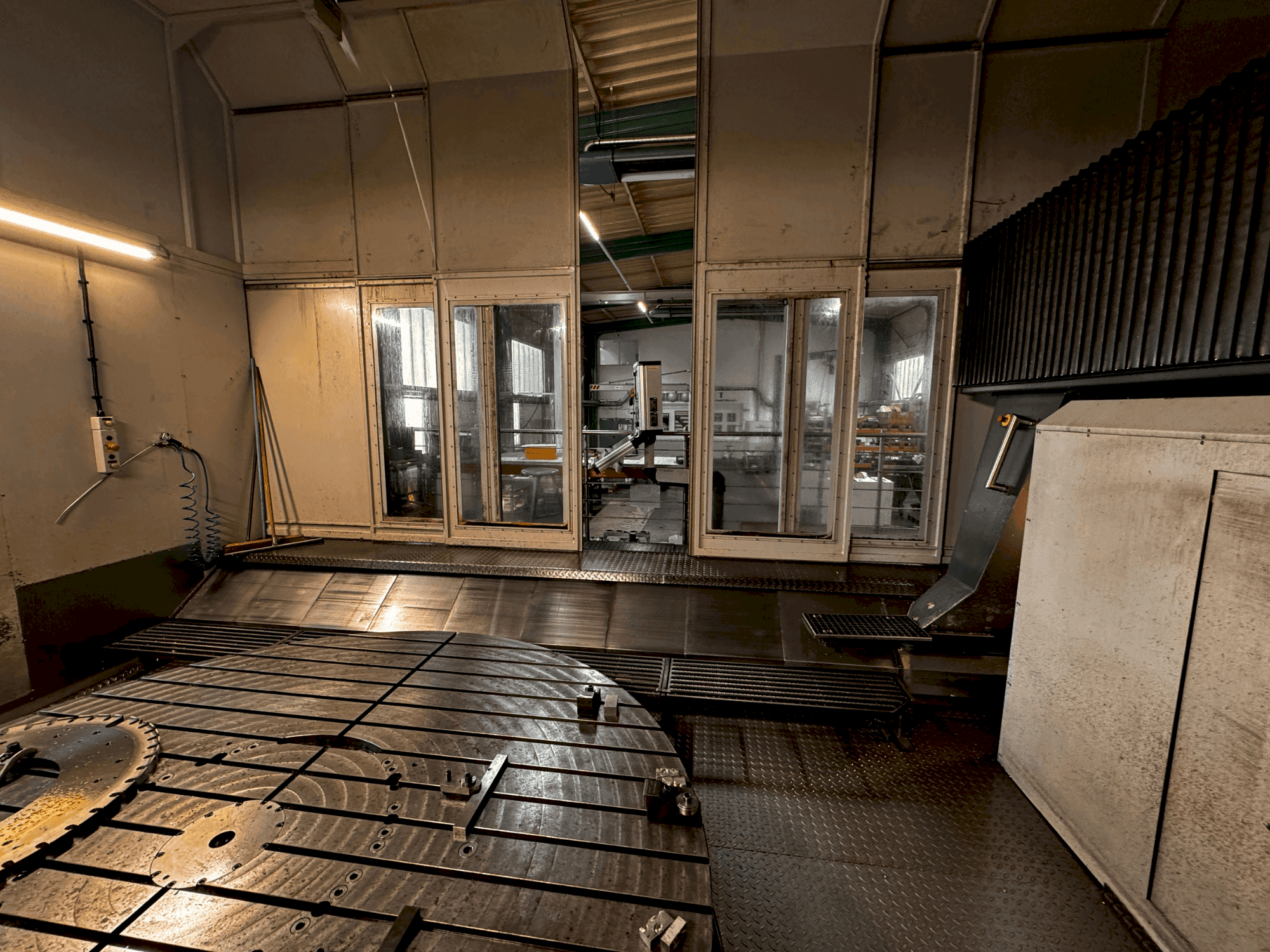 Вид станка AXA VPC 2800-U  спереди