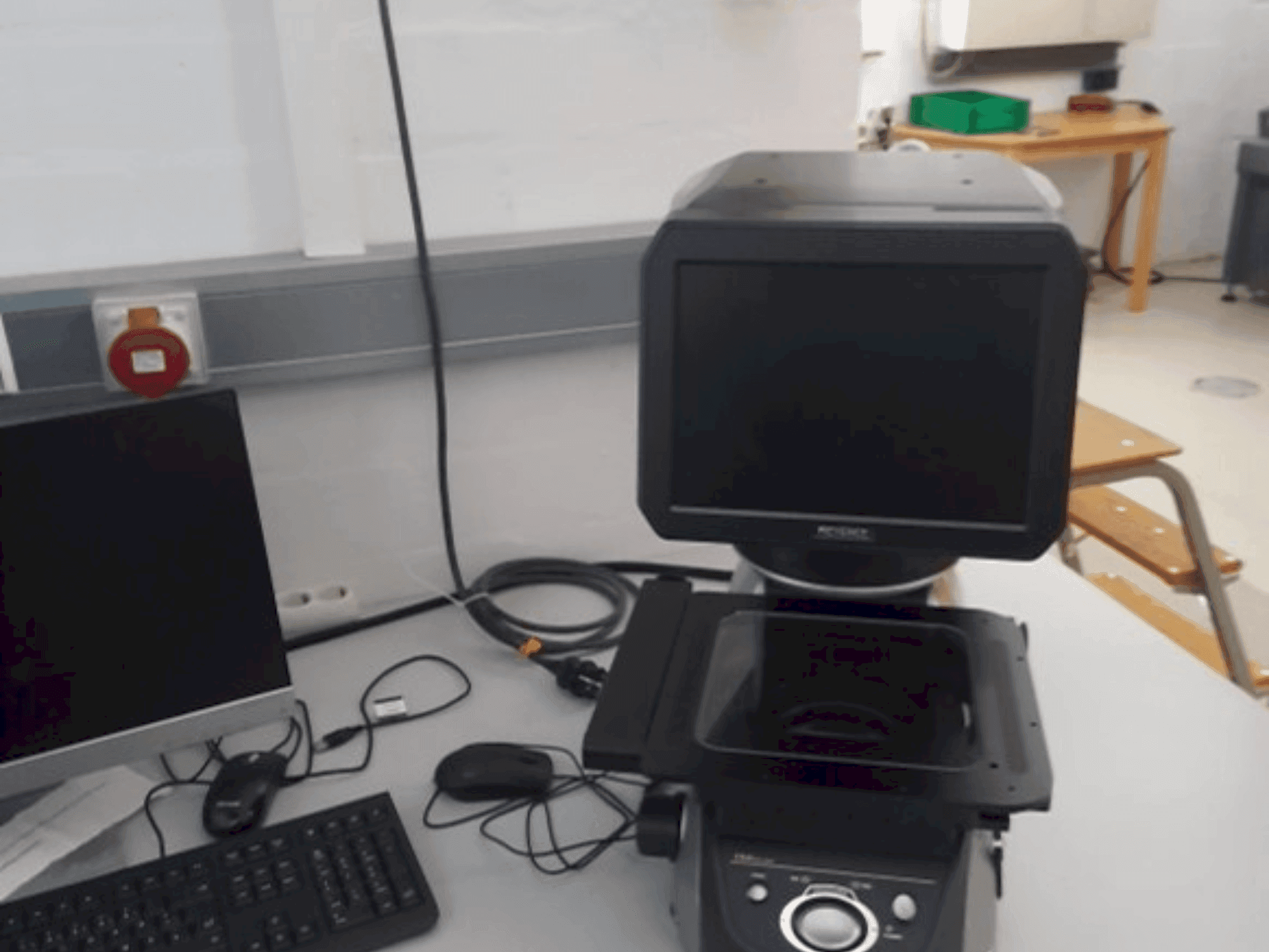 Вид станка KEYENCE IM-7020  спереди