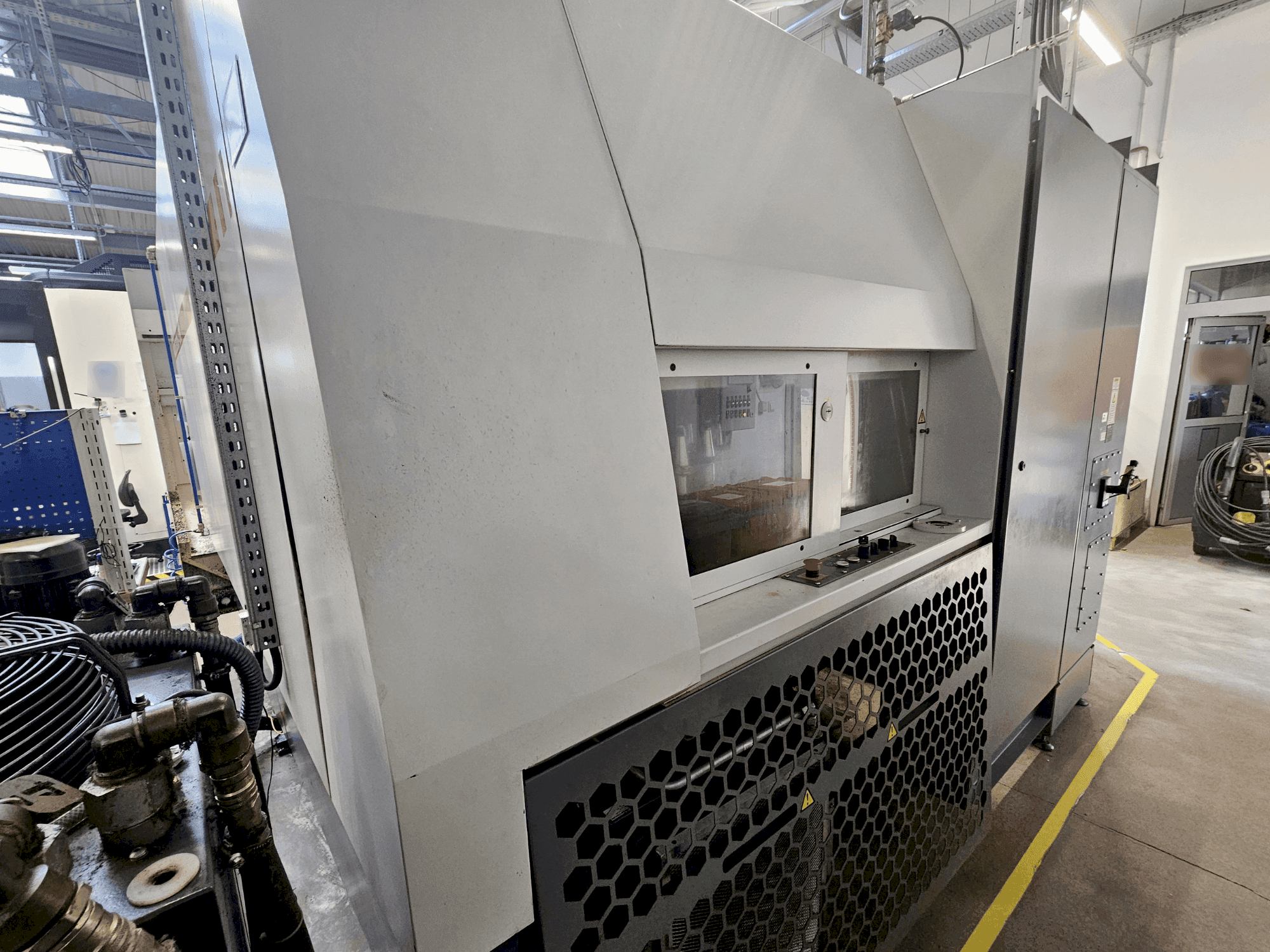 Вид  станка KOVOSVIT MAS MCU 630V-5X  сбоку