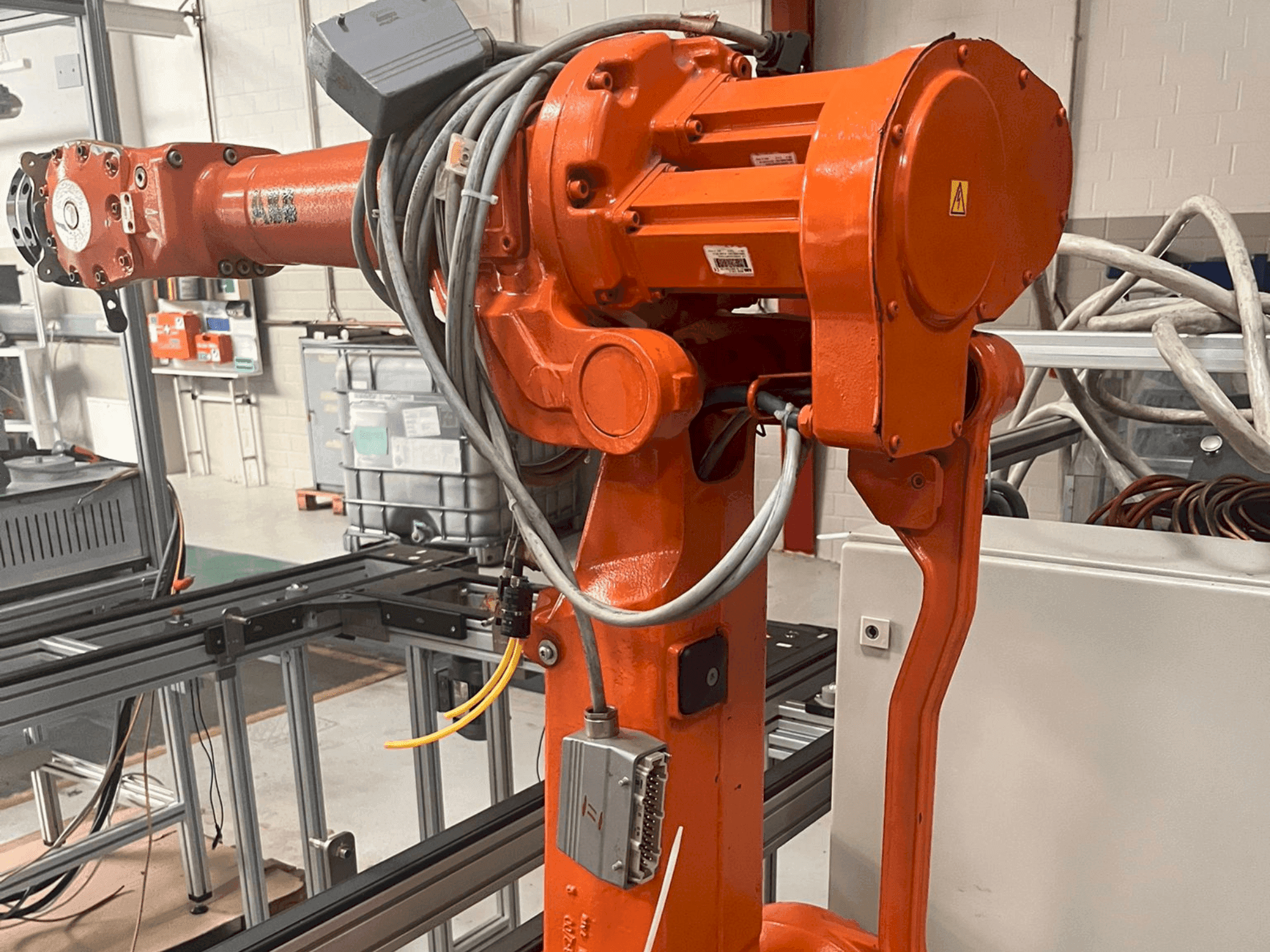 Вид станка ABB IRB 2400 M2004  спереди