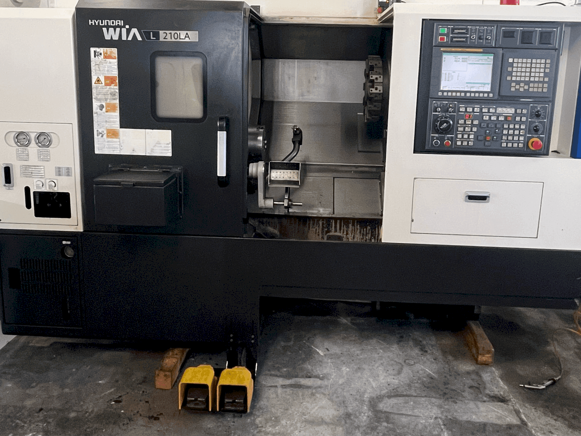 Вид станка HYUNDAI KIA L 210LA  спереди