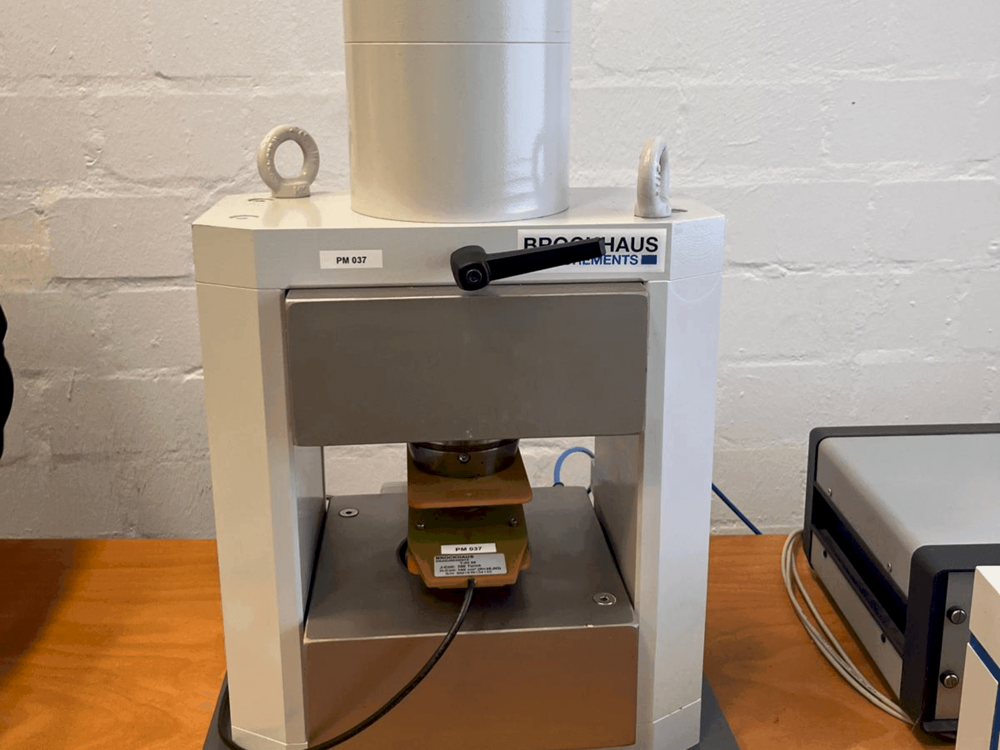 Вид станка BROCKHAUS HG200 D  спереди