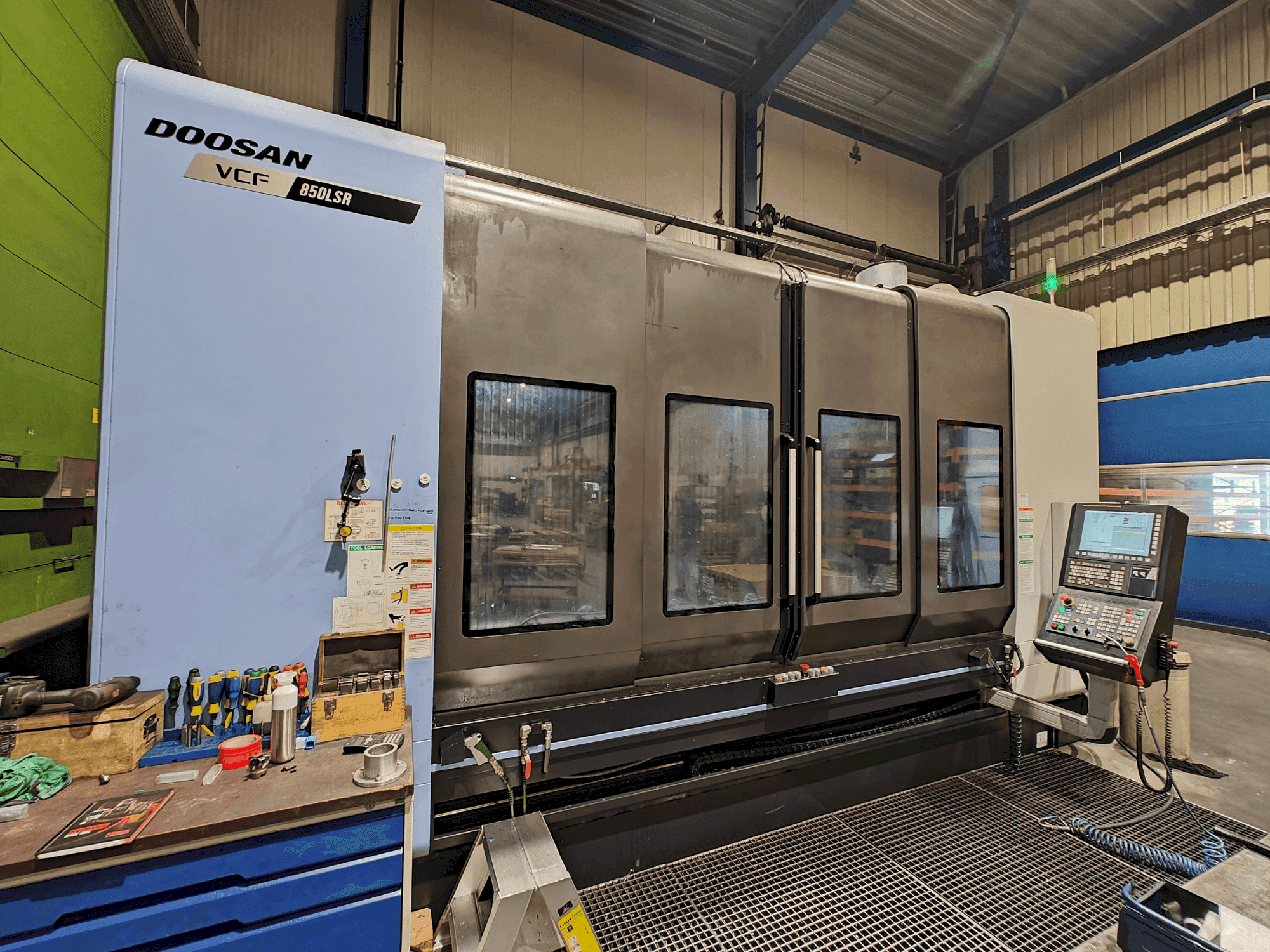 Вид станка DOOSAN VCF 850 LSR  спереди