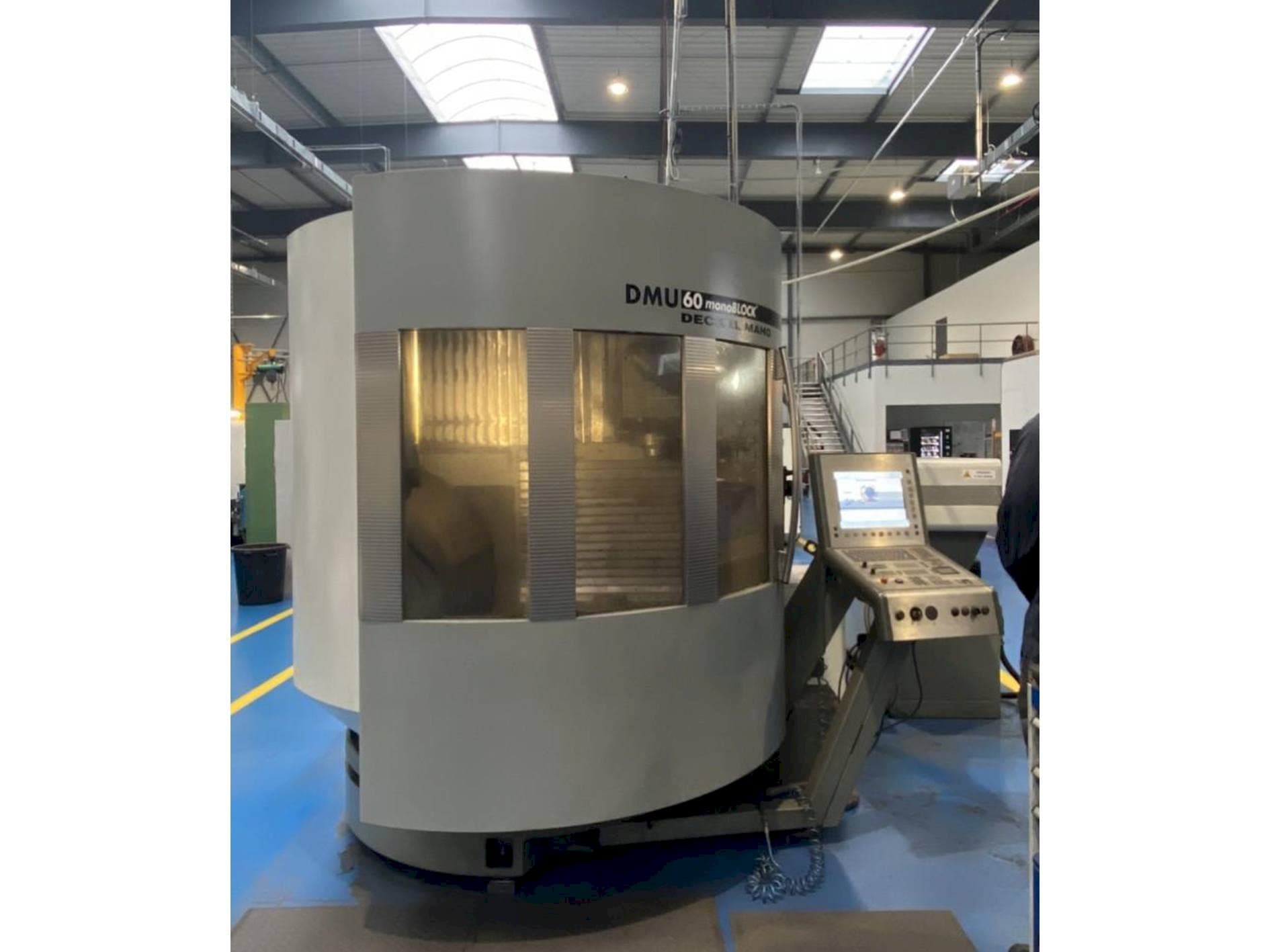 Вид станка DECKEL MAHO Type DMU60 MonoBlock  спереди