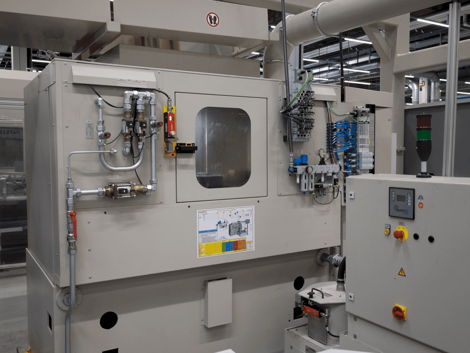 Вид станка SUPFINA LCM 220/4-220/3  спереди