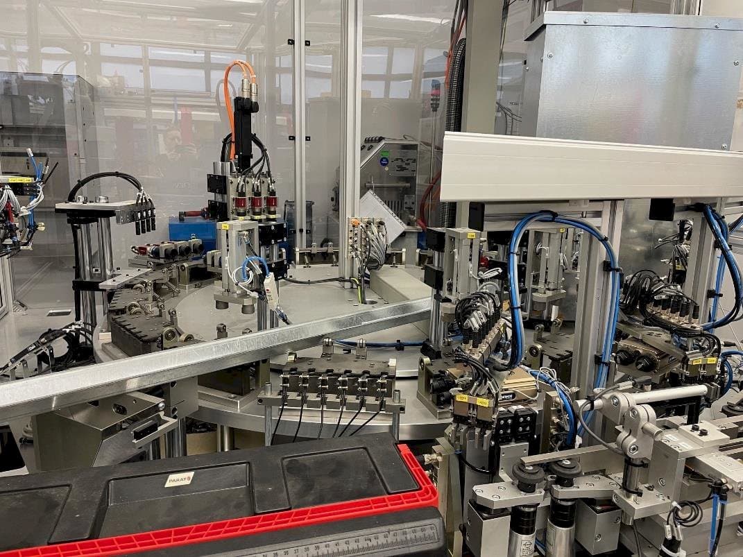 Вид станка TEAM AUTOMATION BERLIN Tattoo Needle Testing System  спереди