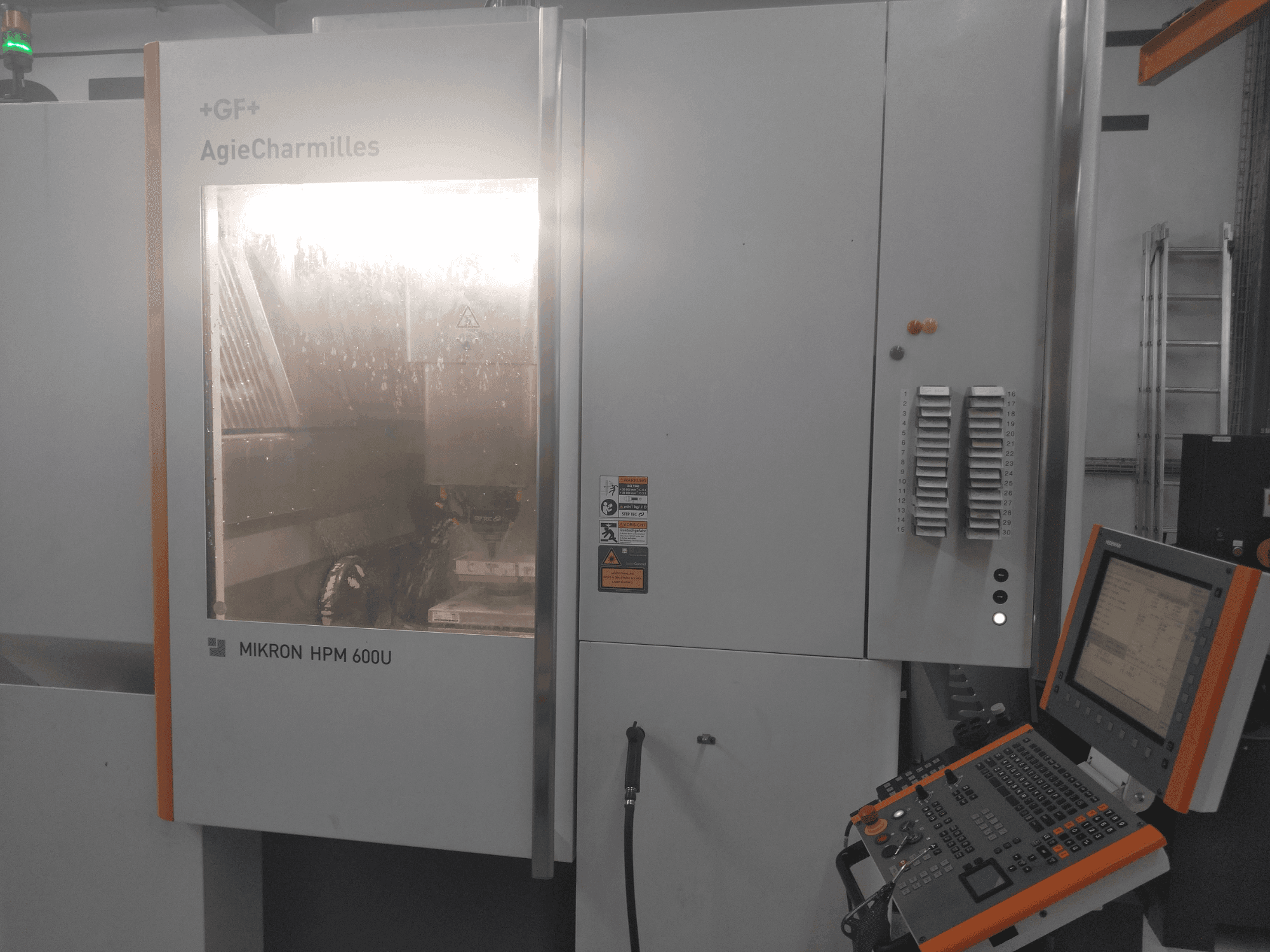 Вид станка MIKRON HPM 600U  спереди