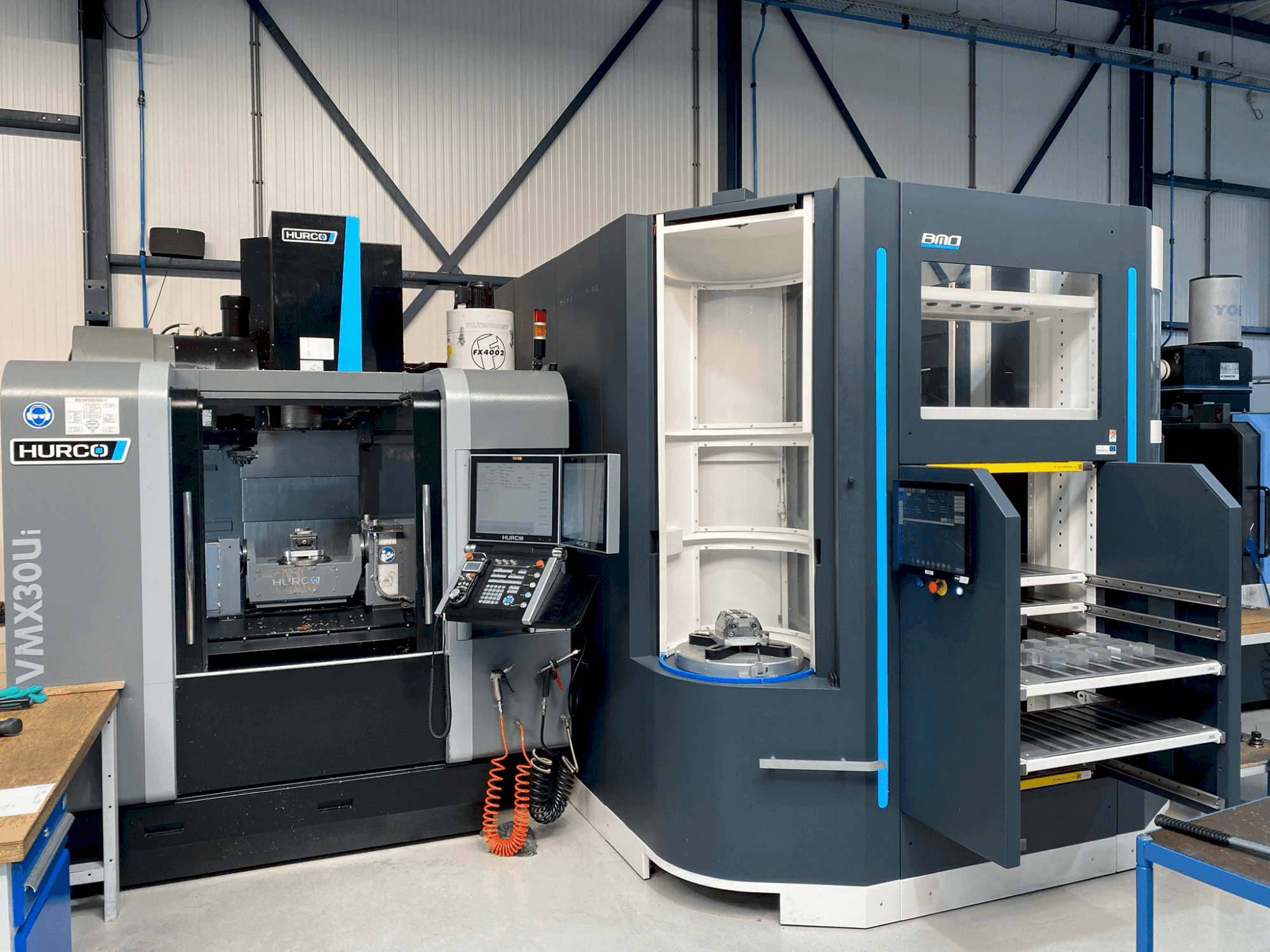 Вид станка Hurco VMX30Ui + BMO Automation Titanium 50  спереди